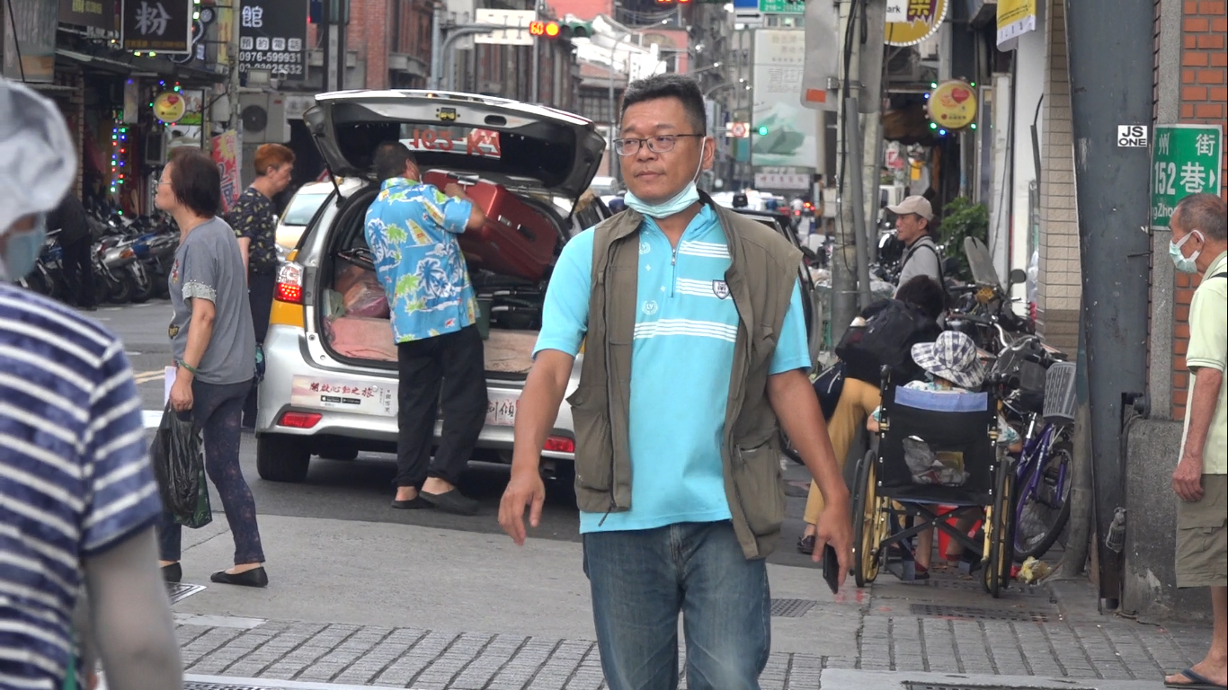 張益贍下午搭捷運抵達萬華龍山寺站，並在捷運站附近逛街。