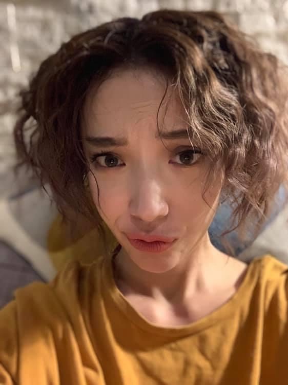 蔡淑臻被拍到與已婚白髮男深夜熱情摟抱,她表示是「基本禮節」。(圖/翻攝自蔡淑臻臉書)