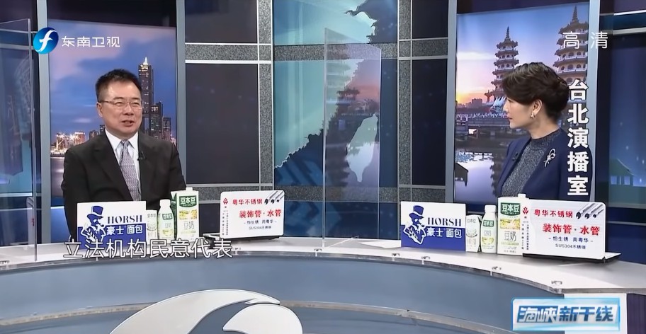 《東南衛視》駐台記者艾珂竹（右）遭撤銷記者證並驅逐出境，她本人相當錯愕。（翻攝東南衛視YouTube頻道）