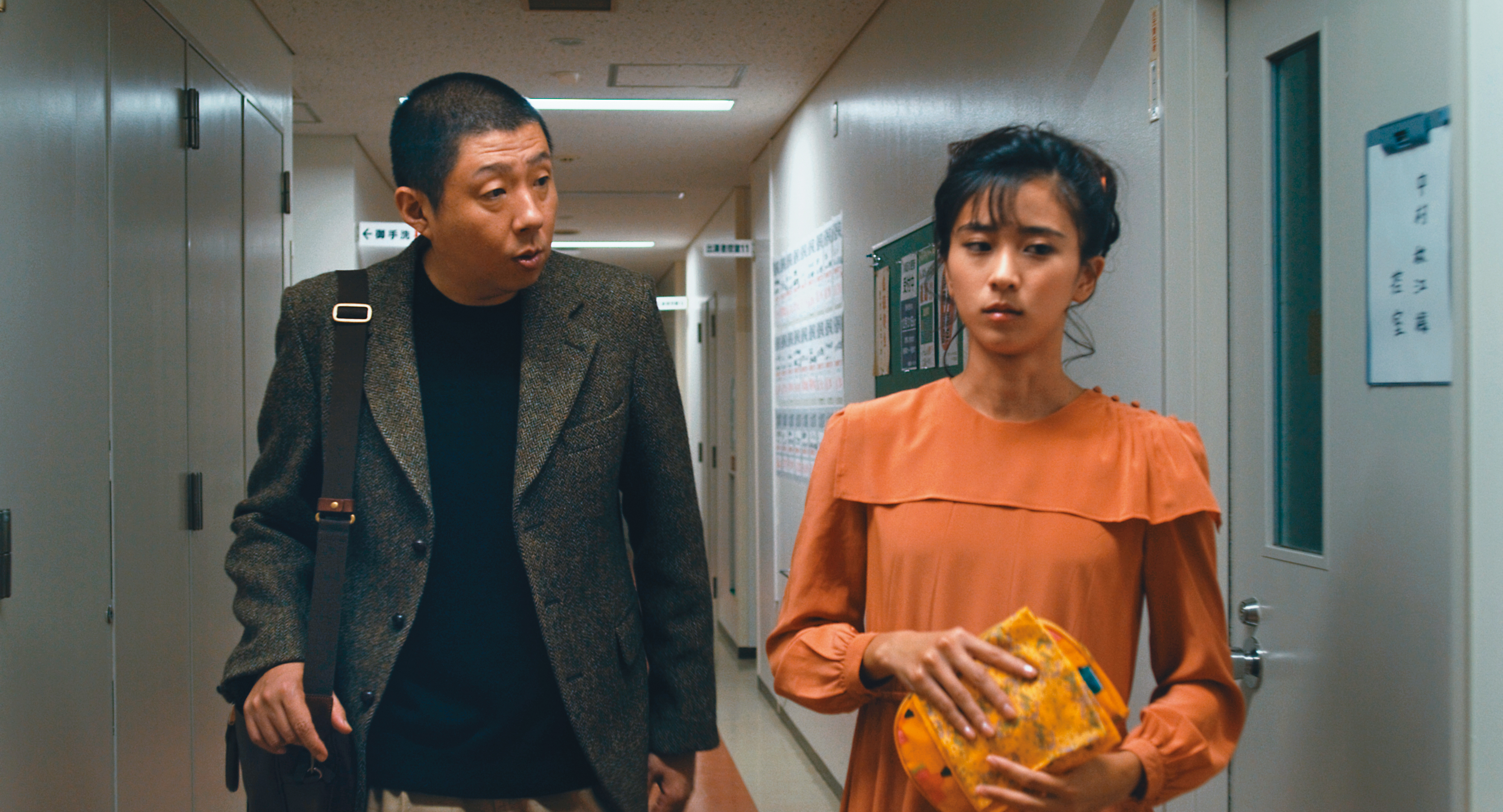 黑島結菜（右）在《咒怨之始》飾演新進女星，因家中出現奇怪聲音求助靈學專家荒川良良（左）。（Netflix提供）