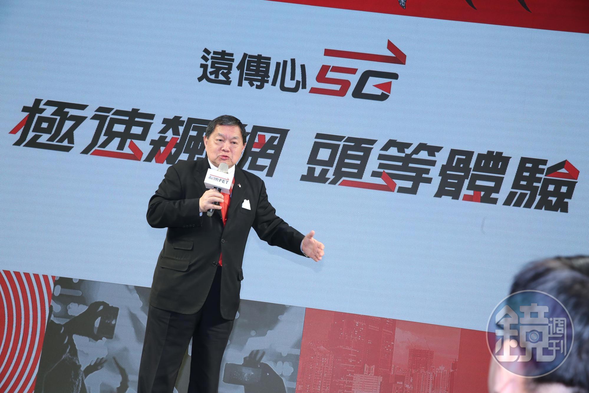 董事長徐旭東親自主持記者會，上演「吃魚肚秀」諷刺對手。