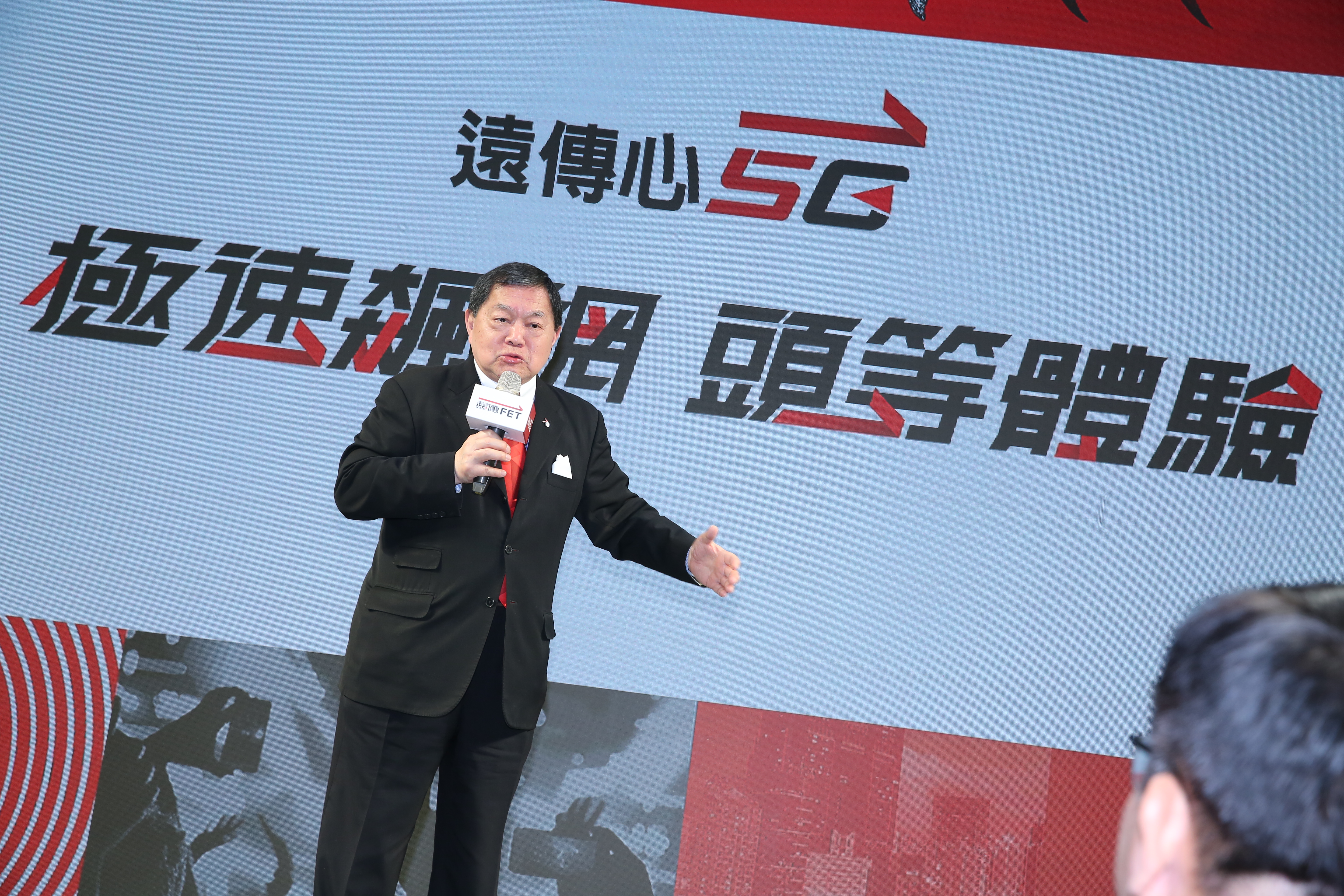 董事長徐旭東親自主持記者會，上演「吃魚肚秀」諷刺對手。