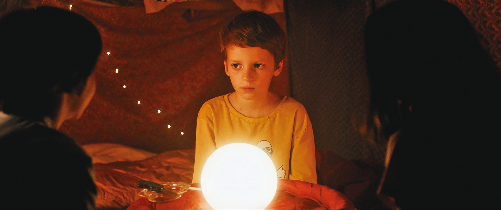 西蒙會變成任何與他接觸過的人的樣子，他的超能力不是讓他拯救地球，反而是探問個人的主體性，尋找自己。（本萃提供）