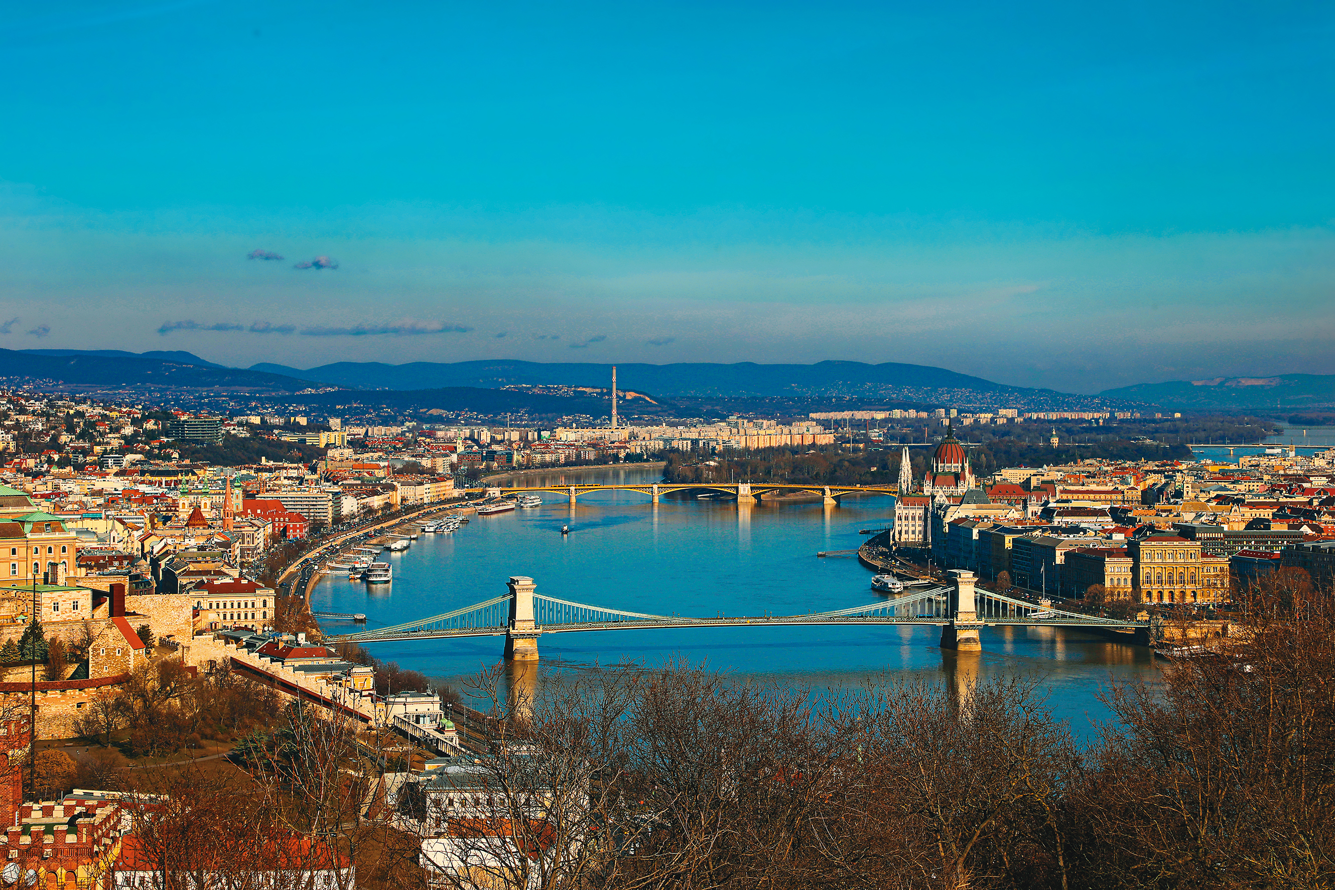 從蓋特勒山（Citadel lookout）俯瞰布達佩斯全景，可見許多座美麗的橋梁連結多瑙河兩岸，形成獨特的雙子城風景。