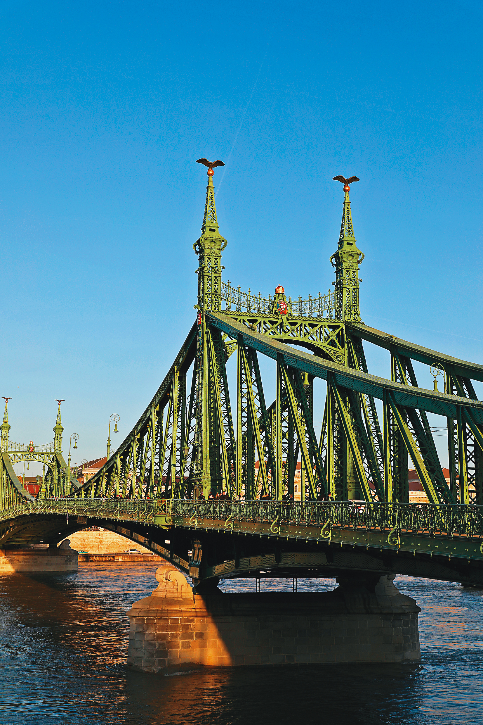 奧匈帝國第一位皇帝曾為「自由橋（Szabadság híd）」安上最後一根銀鉚釘，仔細看，橋頂皇冠上的十字架是歪的。