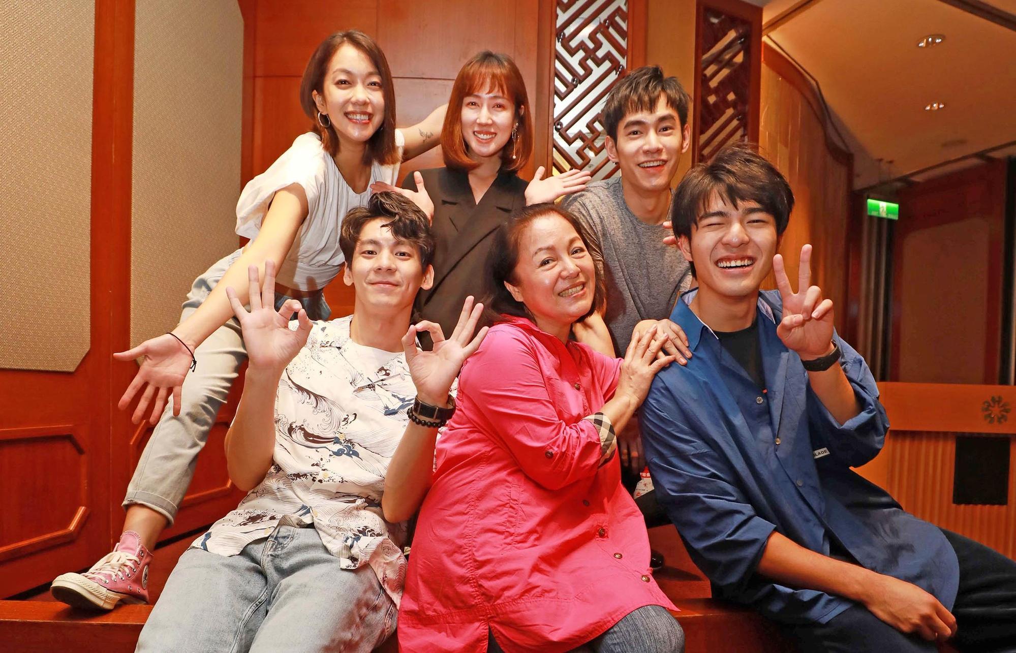 《大債時代》舉行殺青宴，演員們到場同歡，後排左起李霈瑜、小薰、張書豪；前排左起林柏宏、潘麗麗、陳昊森。（公視提供）