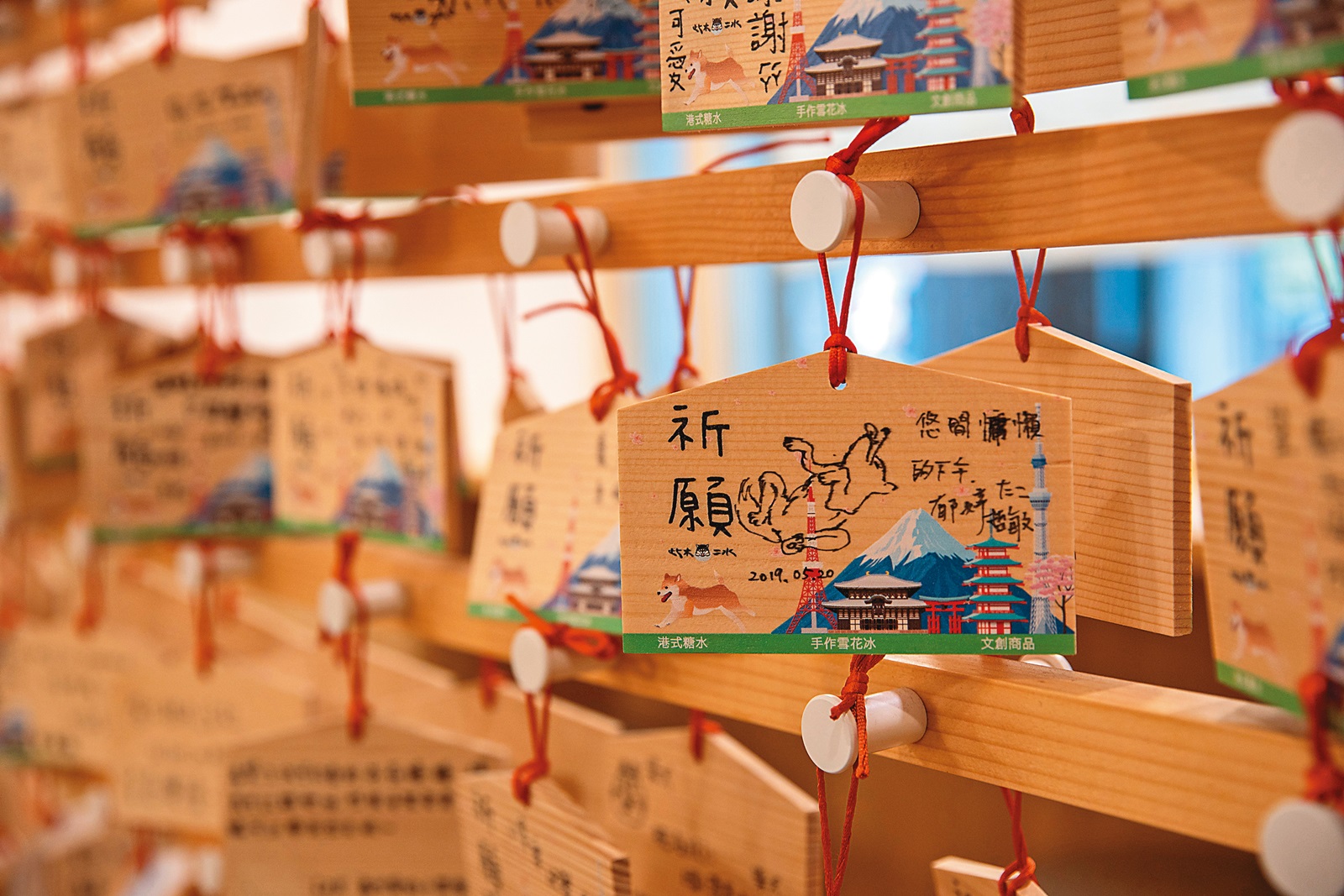 開幕之初提供的許願板仍留在店裡,有著濃濃的日本味。
