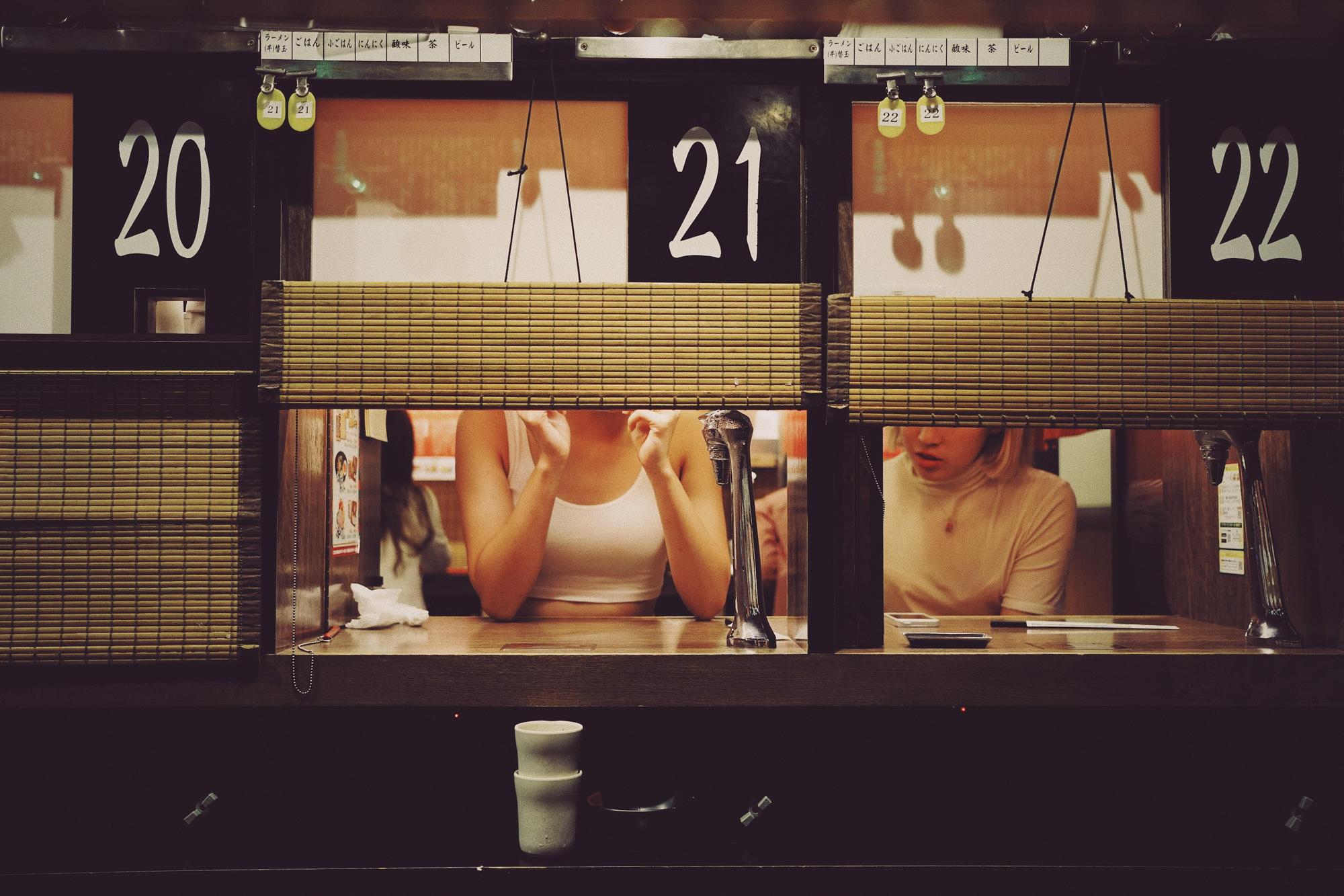 在日本女生單獨用餐被投以異樣眼光,網友解釋多種原因。(示意圖,pexels)