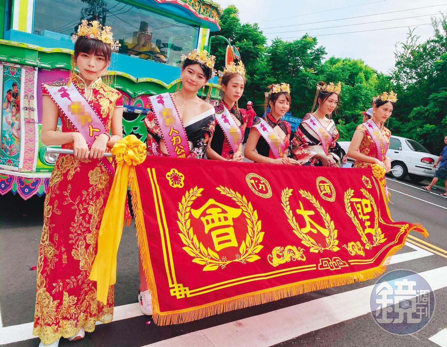 這群禮儀正妹除了提供喪禮服務，也常受邀出席宮廟活動。（受訪者提供）