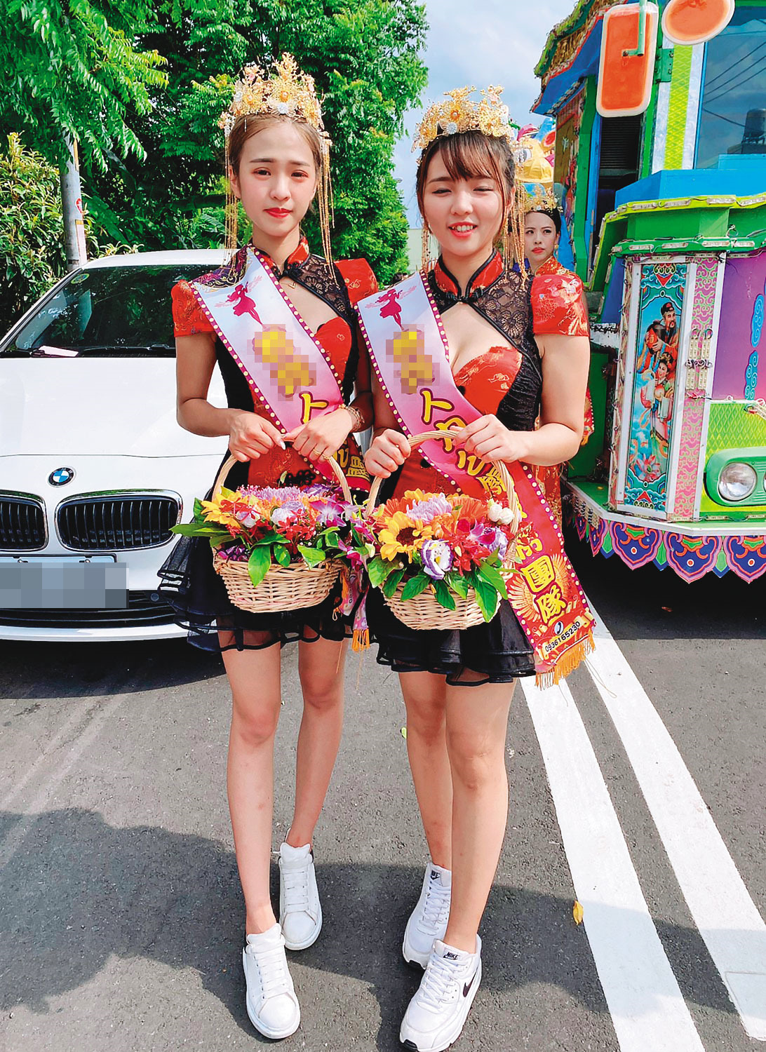 由正妹組成的禮儀公司婚喪喜慶通包,可說是來者不拒。(受訪者提供)