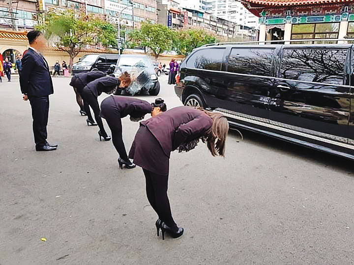禮儀專員被要求穿高跟鞋、九十度鞠躬，這樣的動作相當吃力。（受訪者提供）