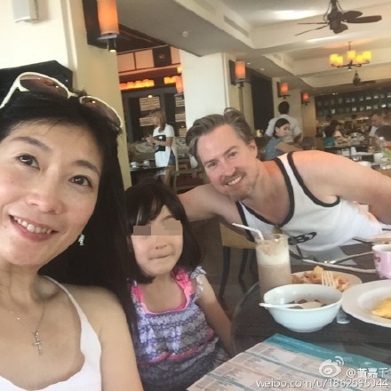 黃嘉千堅持讓女兒夏天上一般的公立小學,過一般普通人的求學生活。(翻攝自黃嘉千臉書)