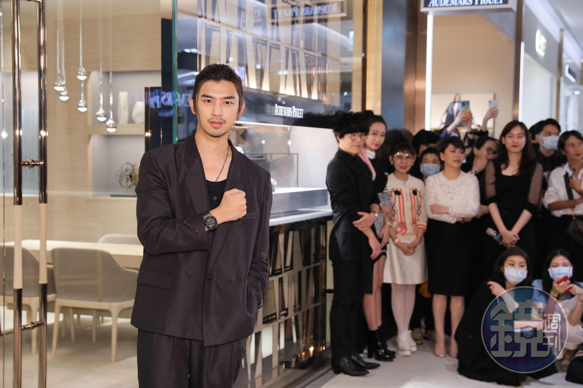 陳柏霖為愛彼錶遠百A13概念店擔任開幕嘉賓,帥氣的他戴著錶留影,後方人氣超高的盧廣仲意外成了他的人肉布景板。