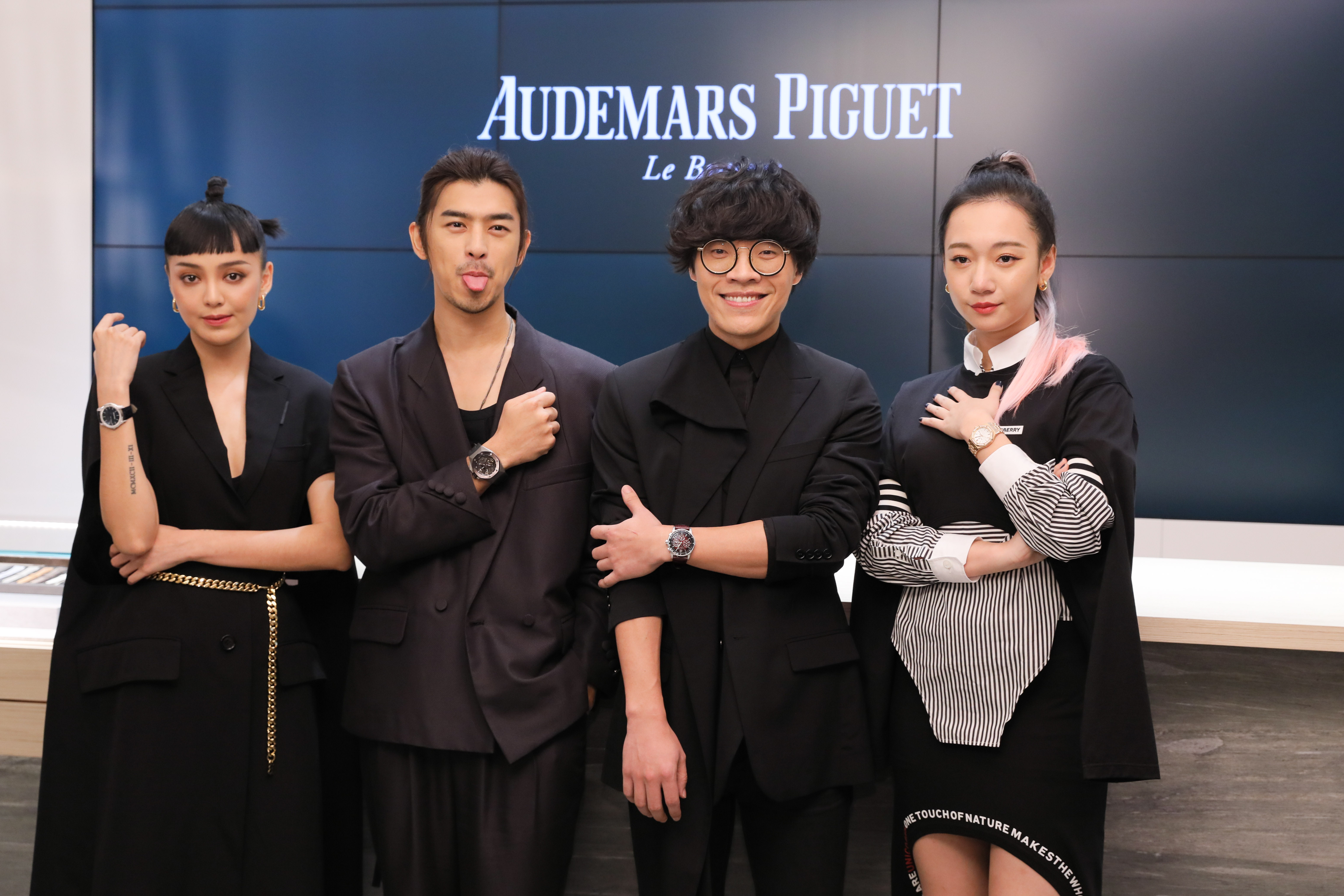 前陣子終於認愛交往8年女友庭萱的陳柏霖，心情似乎大好，還吐舌賣萌扮可愛。