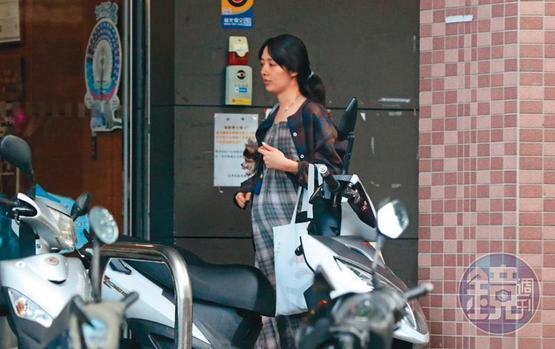 本刊直擊,郭碧婷挺著大肚子出現在新北市一家動物醫院。(資料照)