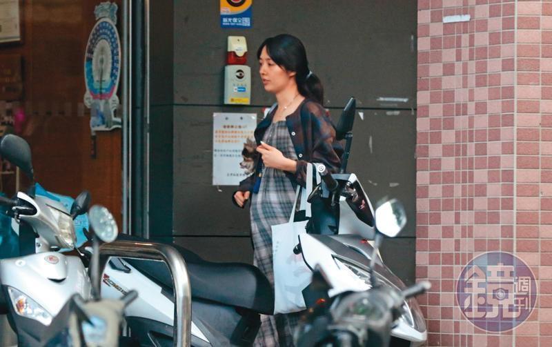 本刊直擊，郭碧婷挺著大肚子出現在新北市一家動物醫院。（資料照）