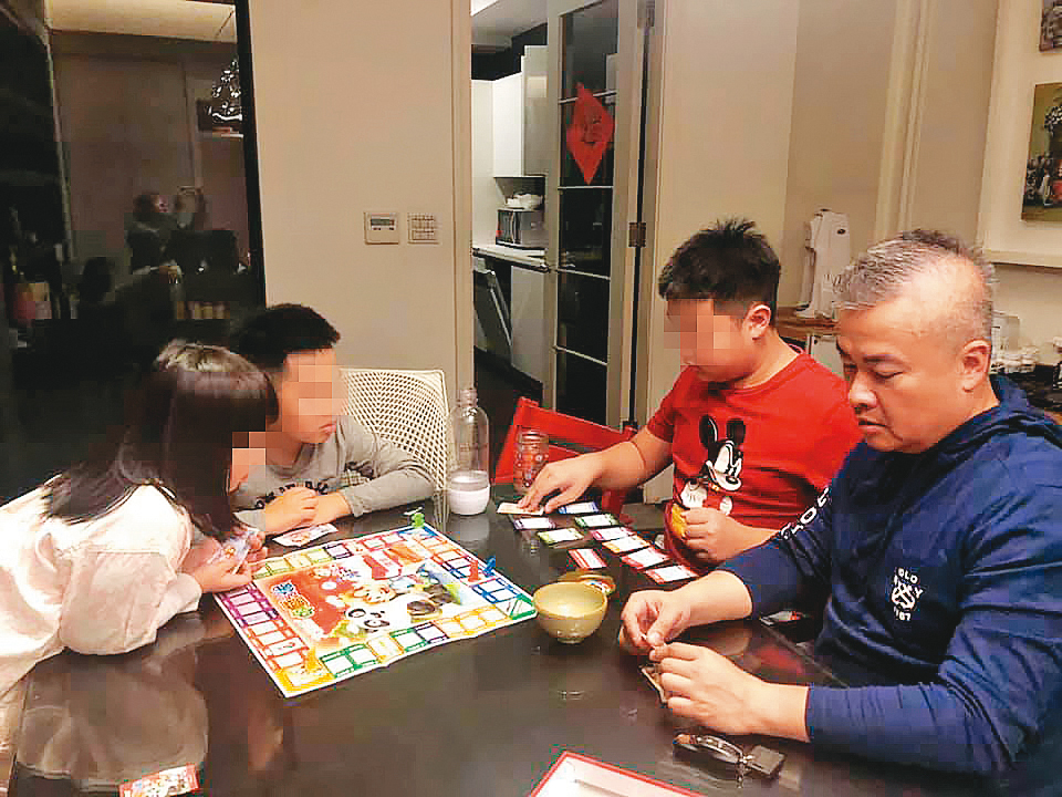 郁方和老公很重視小孩教養,經常和他們一起遊戲和參與公益活動。(翻攝自好門媳婦的秘密生活郁小方臉書)