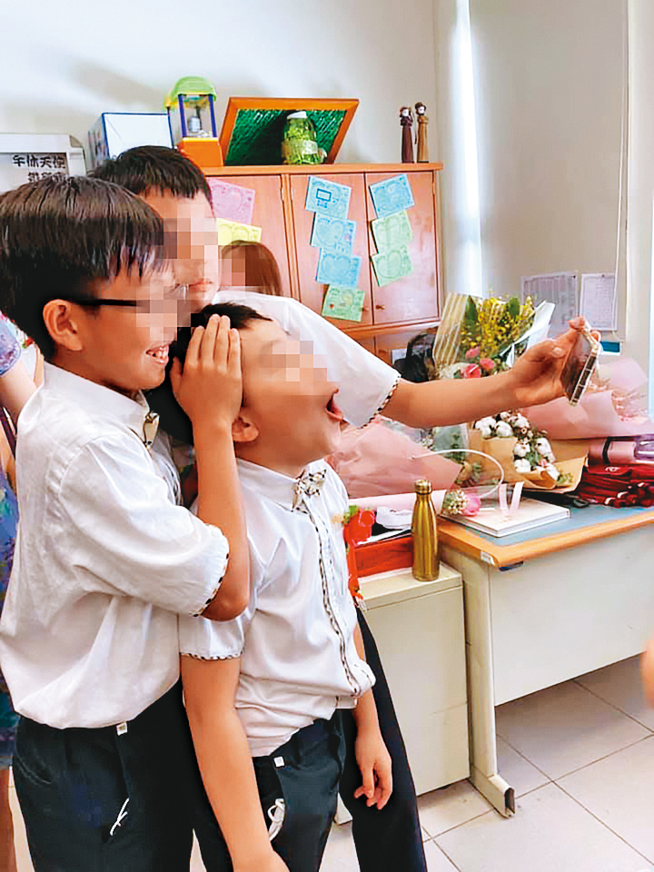 郁方小兒子今年6月畢業和同學們拍照留念。(翻攝自好門媳婦的秘密生活郁小方臉書)