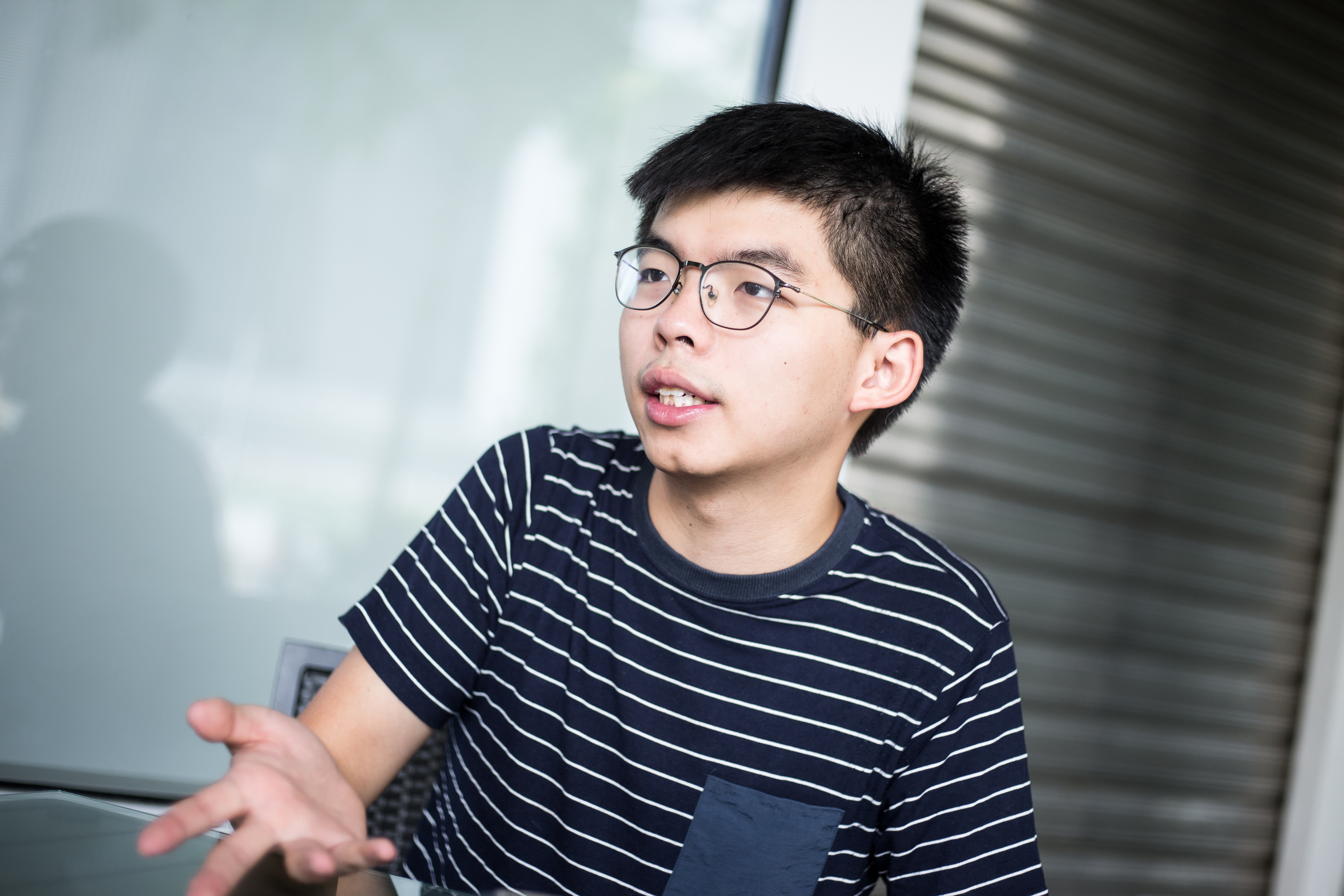 仍留在香港的黃之鋒繼續為立法會初選掃街拜票,他表示,對此有充份的考慮與打算。