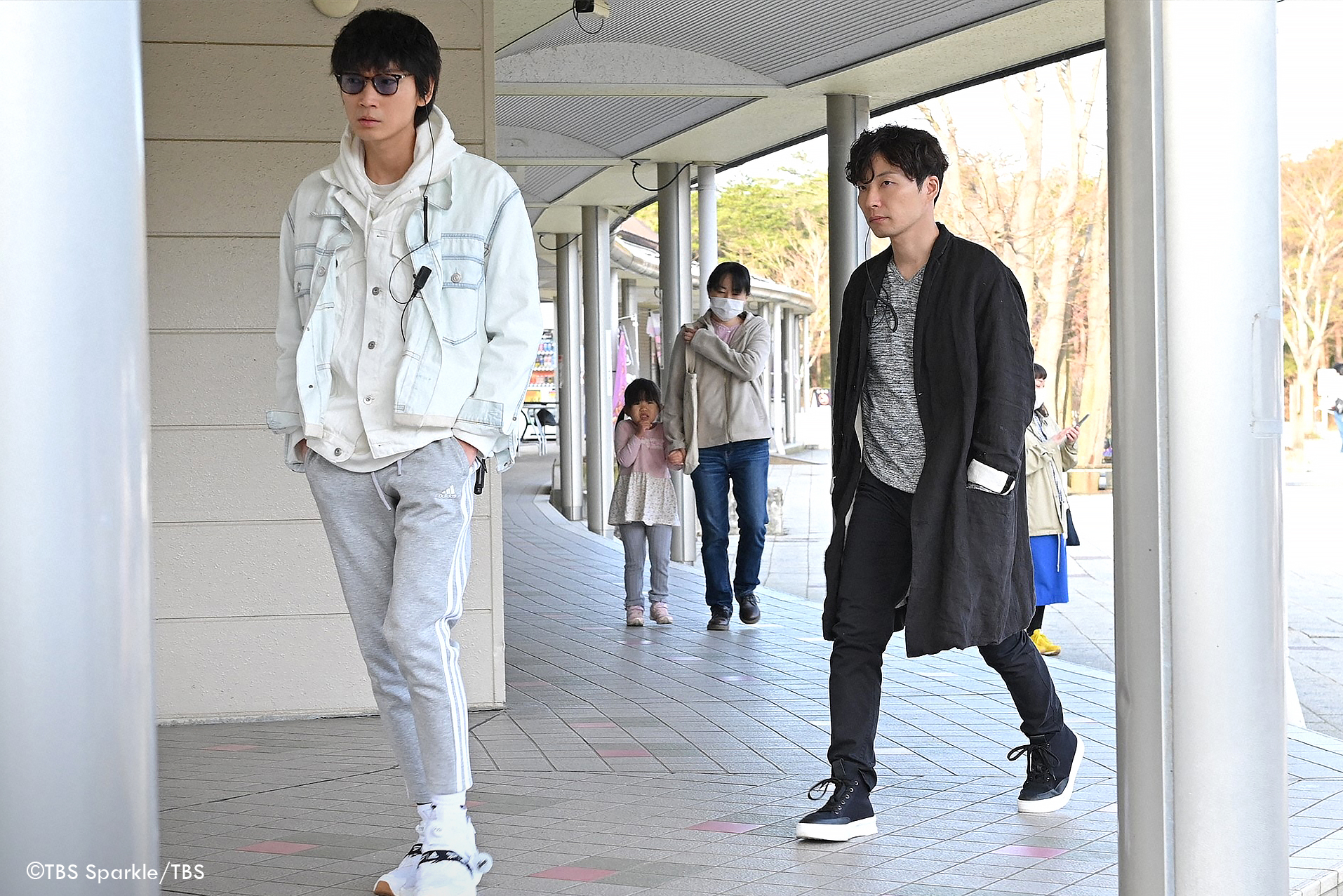  星野源（右）和綾野剛（左）「雙野CP」，在日劇《MIU404》化身刑警拍檔辦案，兩人默契佳。（friDay影音提供）