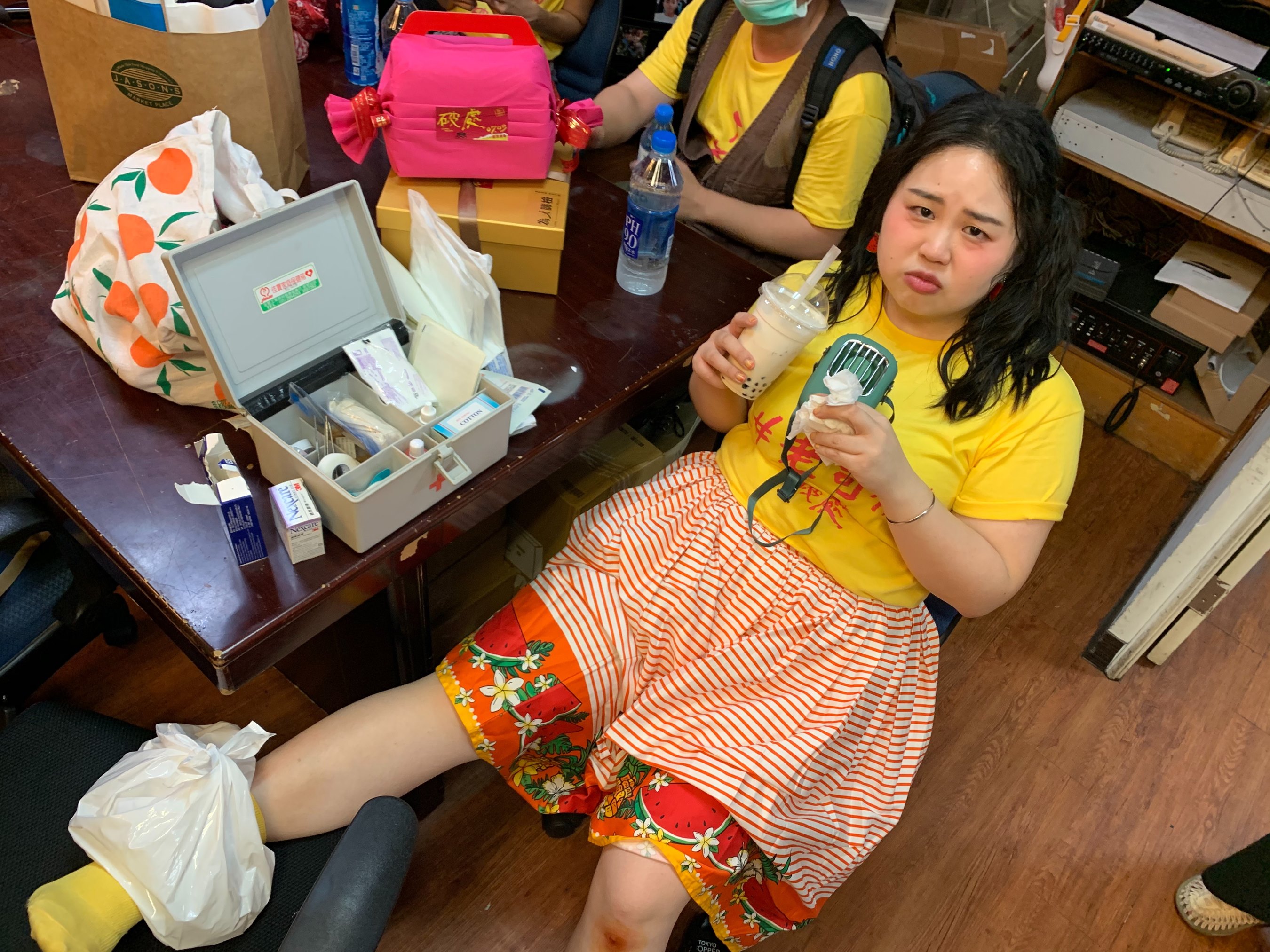 搞笑女星大文（郭文頤）為首挑大梁作品《破處》打片，不慎仆倒街頭，導致皮肉傷及腳踝扭傷。（双喜提供）