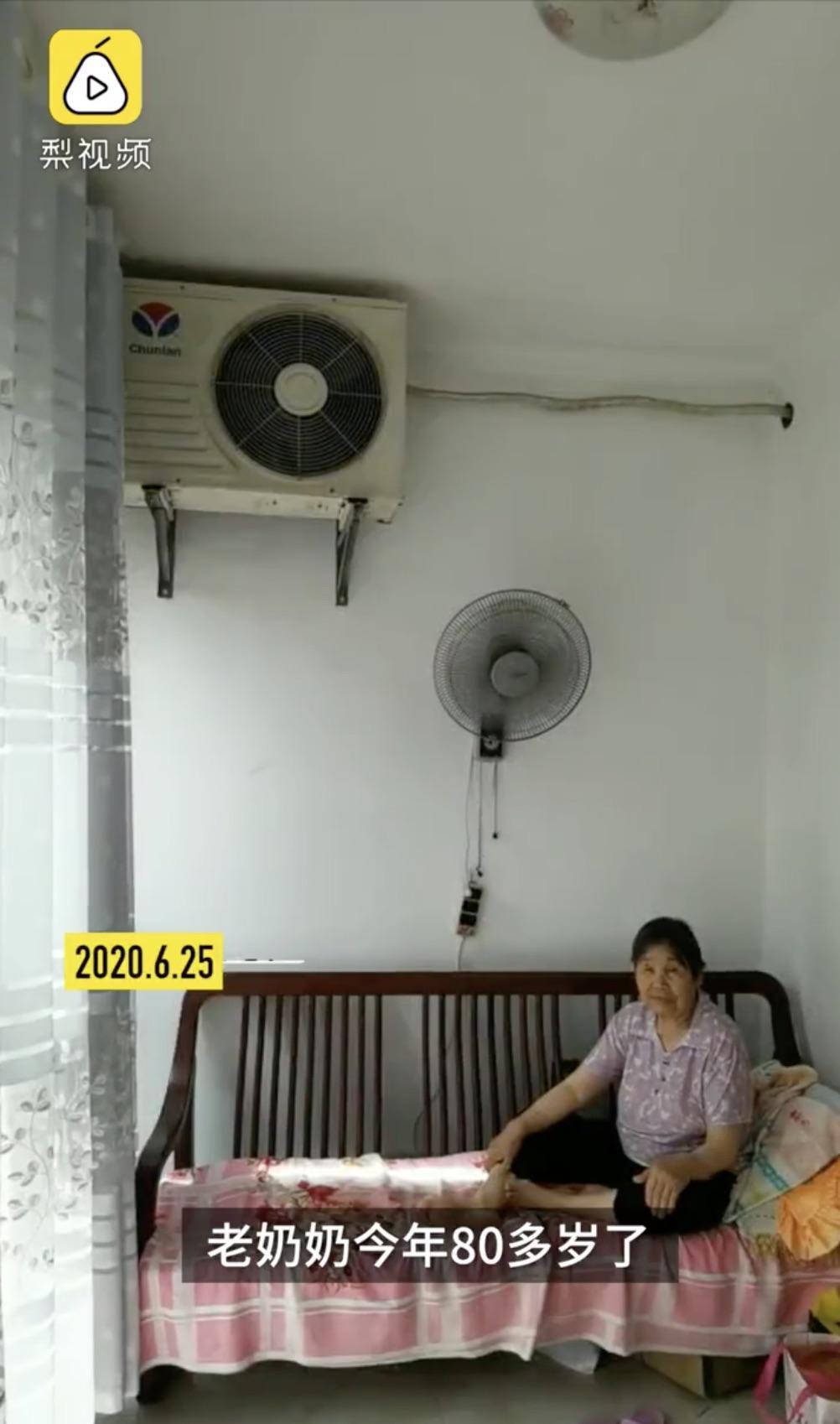 鄰居拜訪時才意外發現，廠商竟將室外機裝在老奶奶家的客廳裡。（翻攝梨視頻）