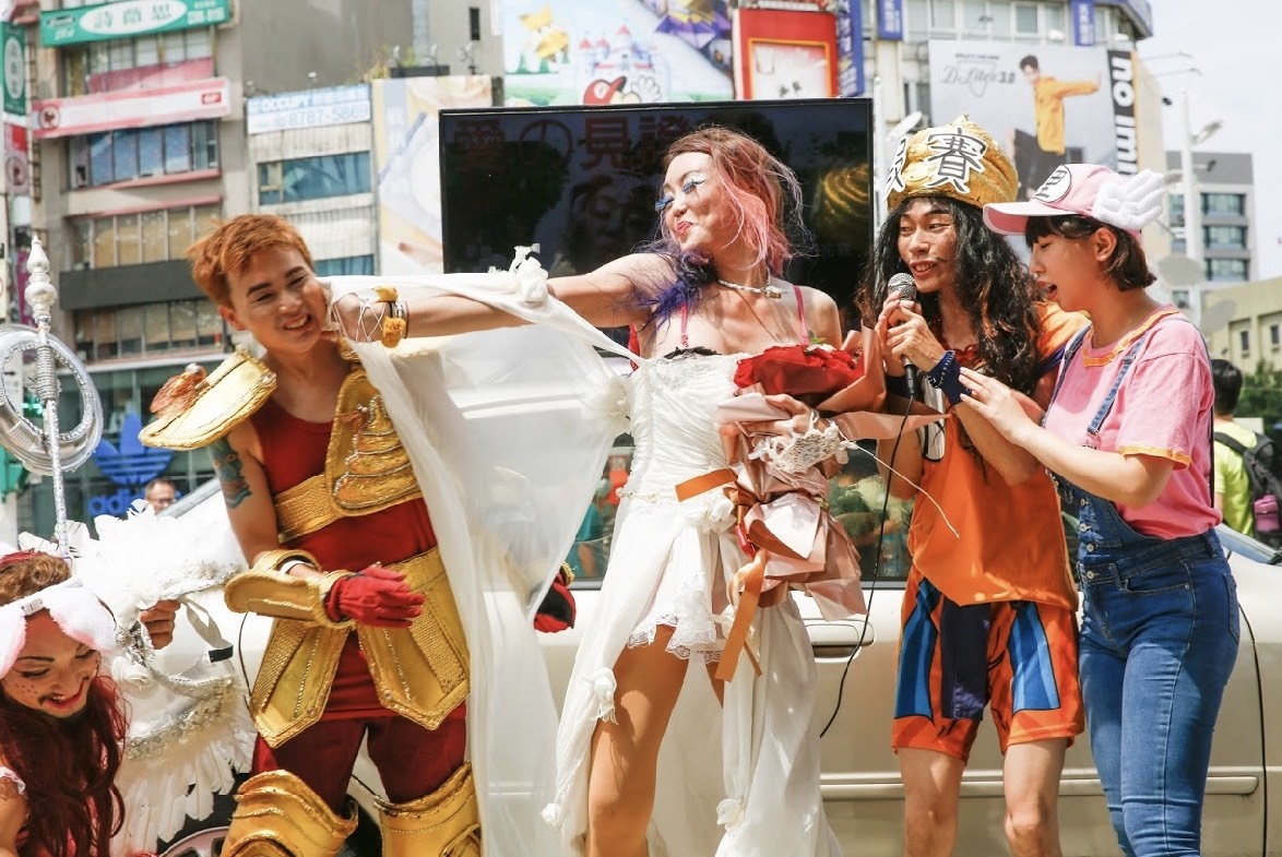 面對吃屎哥告白，法拉利姐回以一個巴掌。