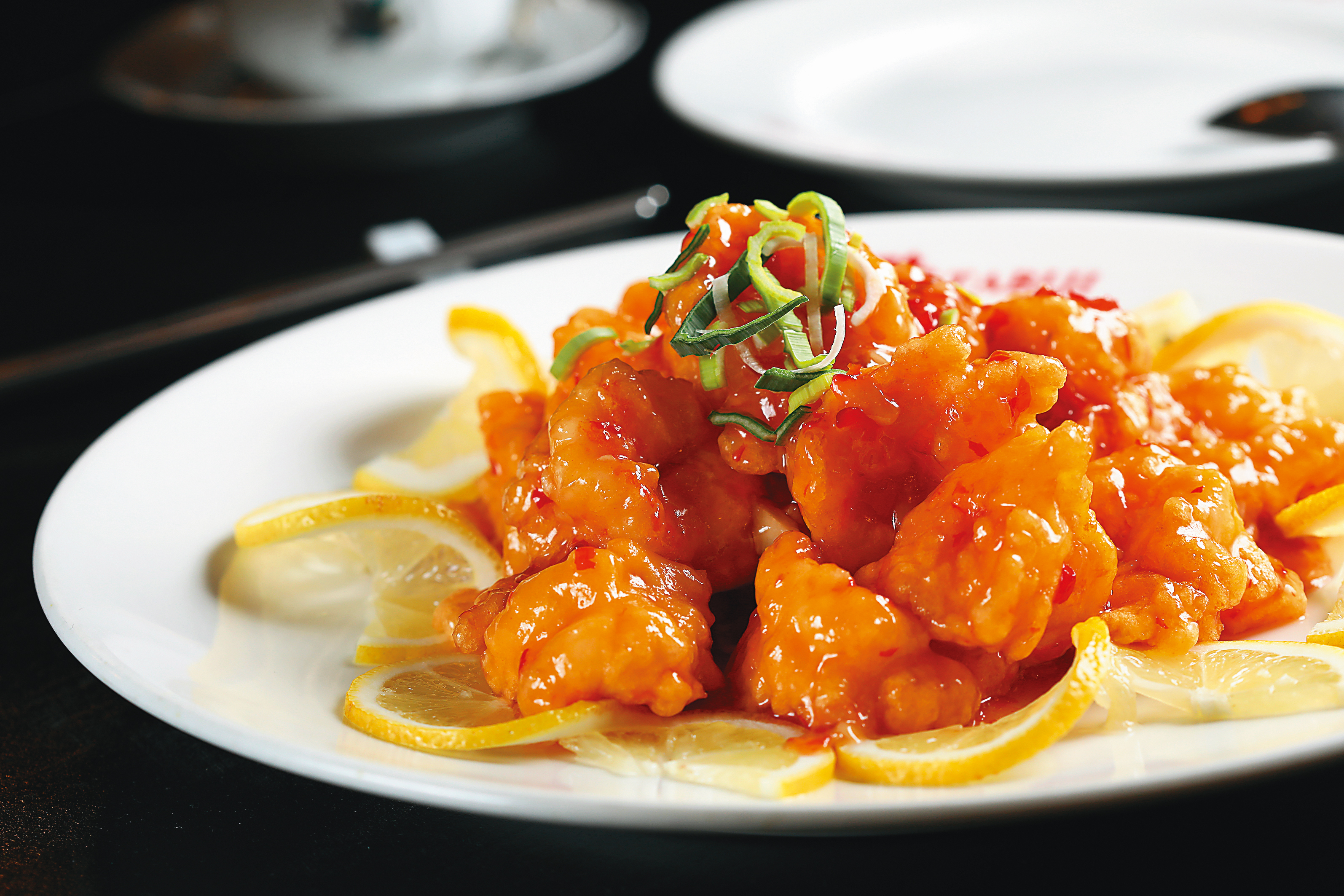 匈牙利是內陸國，海鮮極少，這道「酸甜大蝦」在當地算高級料理，很受歡迎。（3,800福林／份，約NT$345）