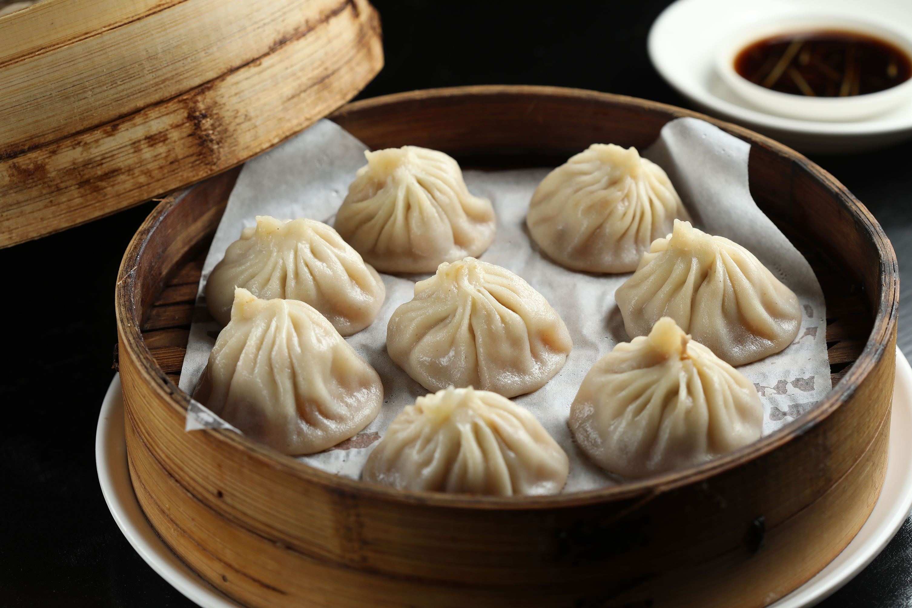 在匈牙利居然能吃到會噴汁的「鮮肉小籠包」。（2,700福林／籠、8顆，約NT$245）