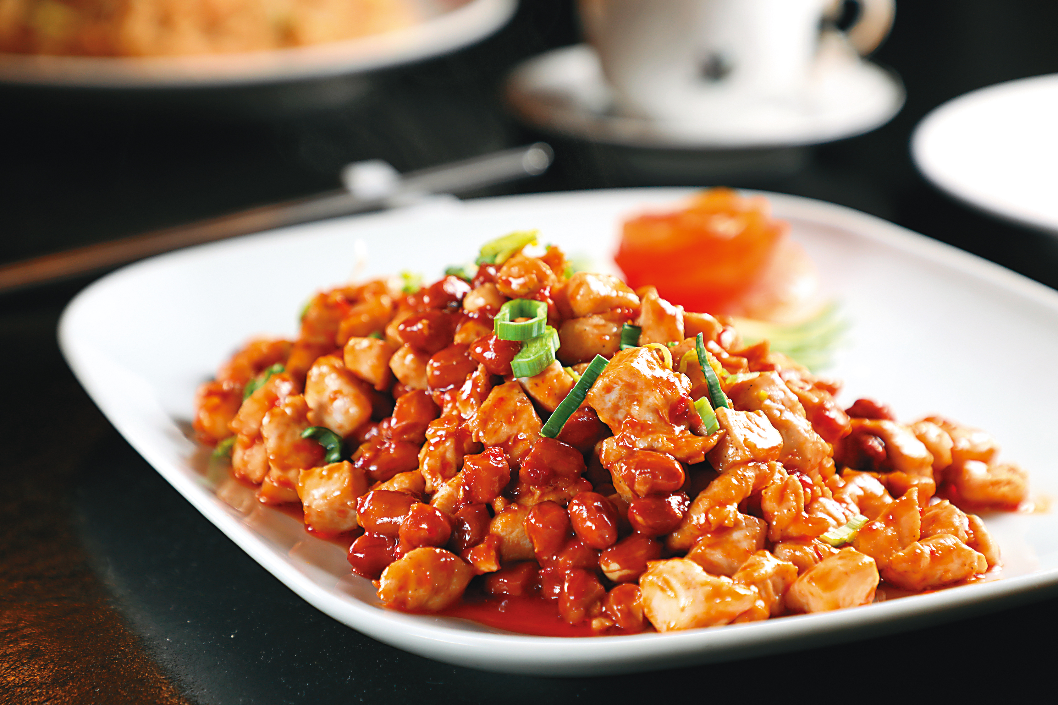 台灣口味的「宮保雞丁」，微甜不辣很下飯。（2,650福林／份，約NT$241）