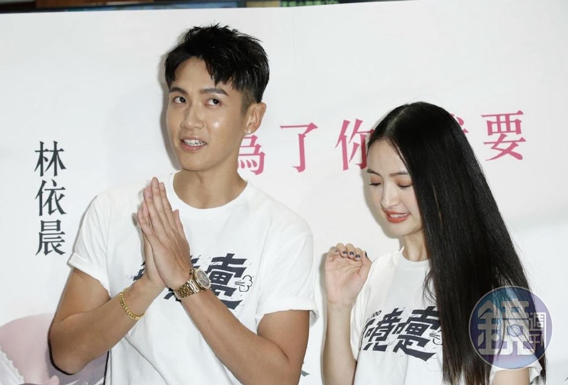 柯震東(左)自嘲現在比較乖。