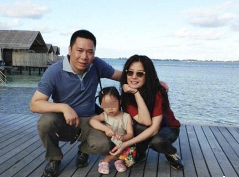 趙薇與富商老公黃有龍育有女兒「小四月」，一家三口和樂融融。（翻攝自趙薇微博）