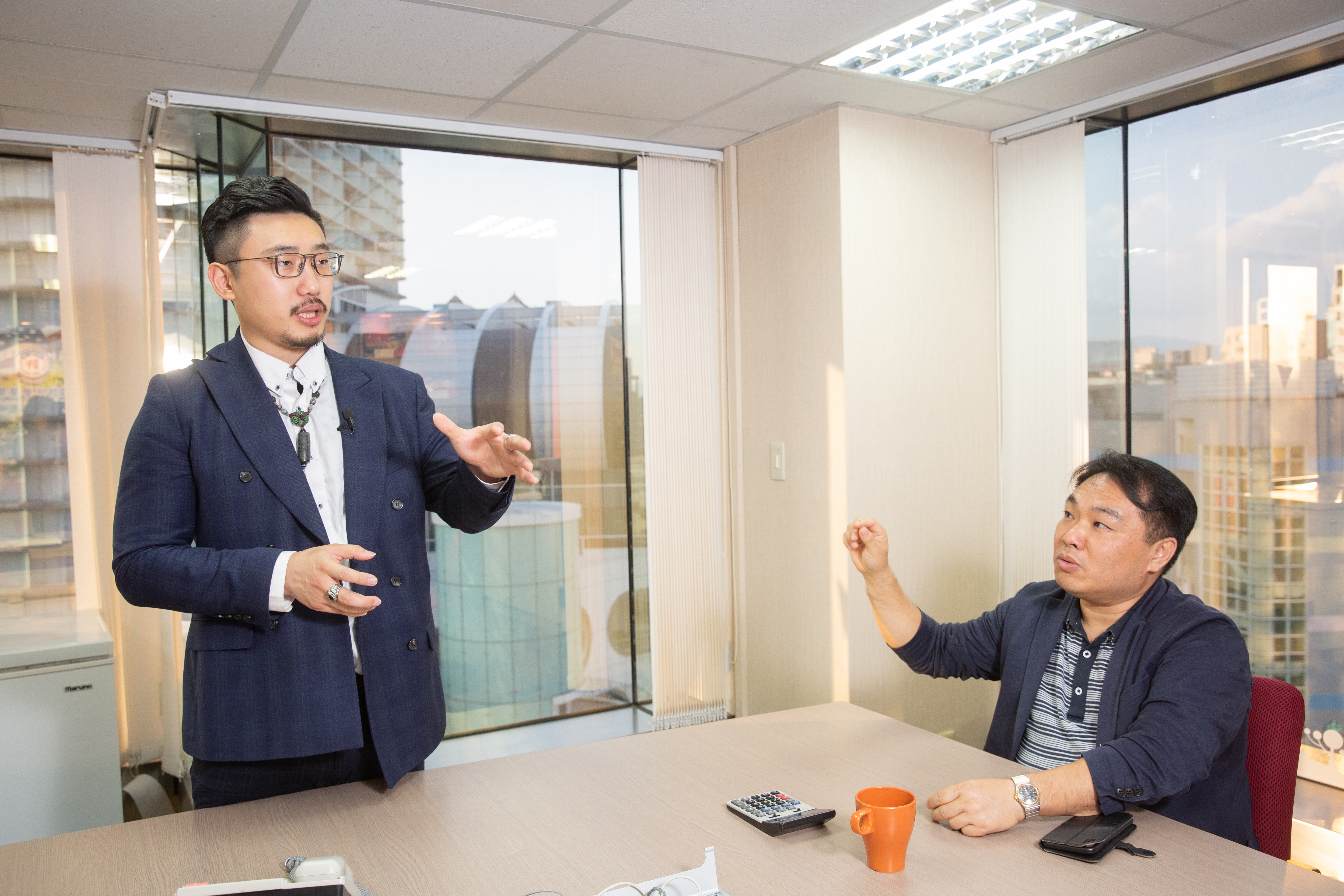 吳榮和（右）很讚賞執行長張佑承（左）的行銷策略和執行力，也邀他當愛上新鮮的共同創辦人。