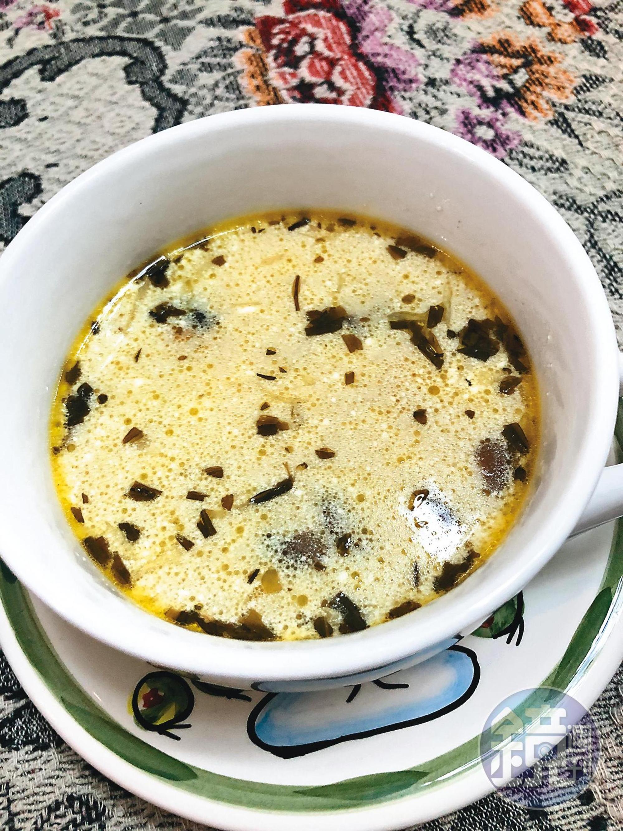 據說匈牙利有數百道湯品食譜,這道加入茵陳蒿的雞肉奶油湯,清爽可口,也是受歡迎的家常湯品。(林亦君攝)