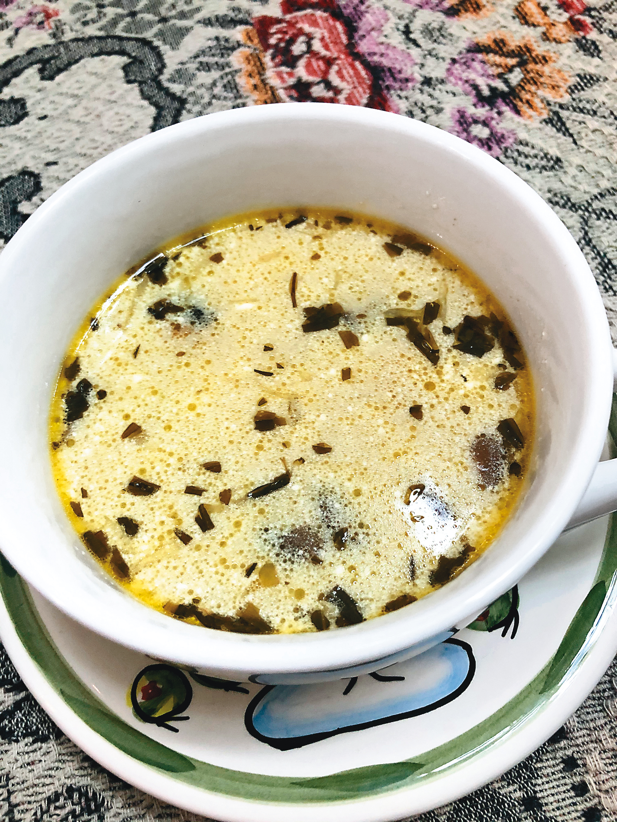 據說匈牙利有數百道湯品食譜，這道加入茵陳蒿的雞肉奶油湯，清爽可口，也是受歡迎的家常湯品。（林亦君攝）