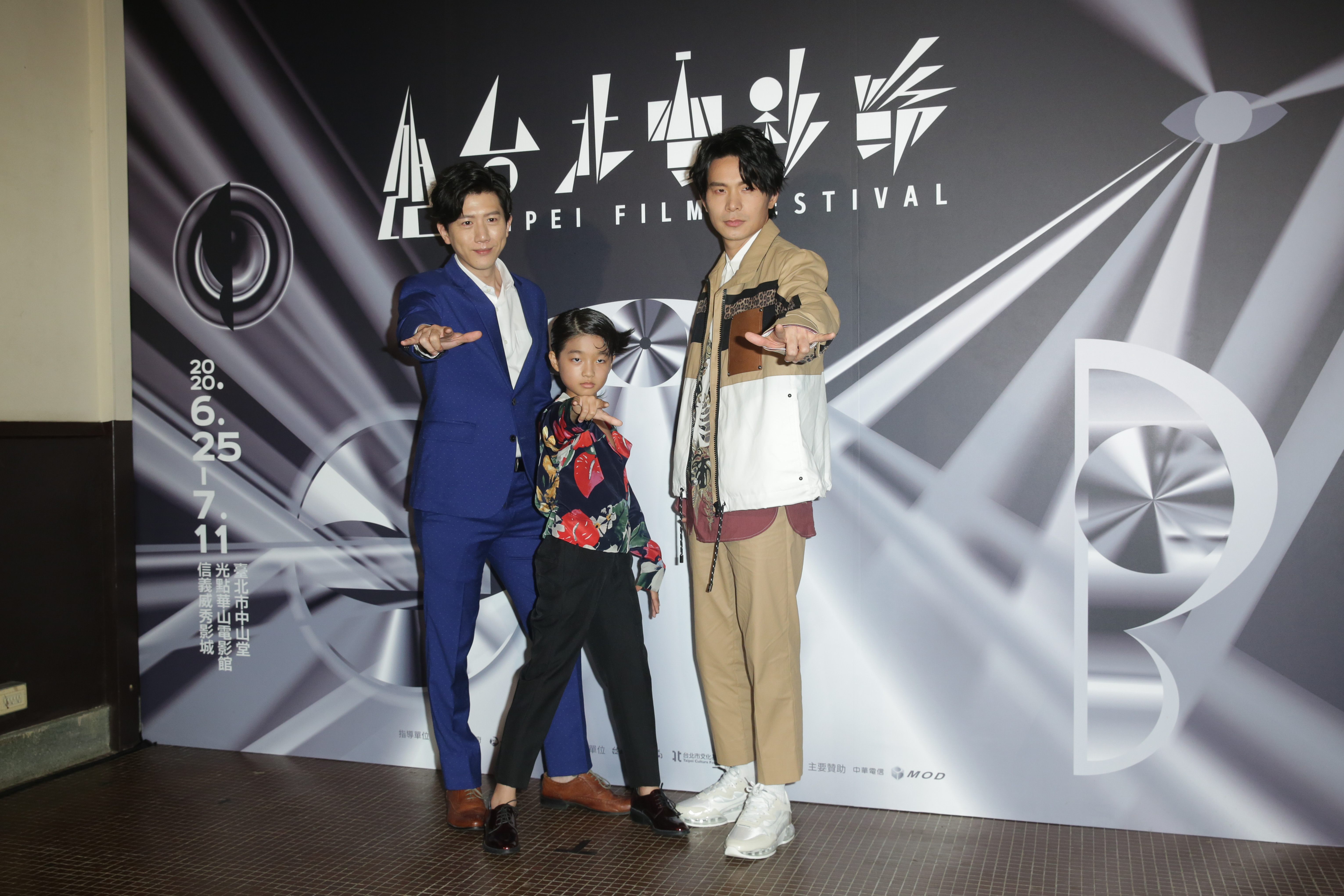 莫子儀（左起）、白潤音、姚淳耀在《親愛的房客》是一家人，拍照也配合戲裡的兒子一起擺姿勢。