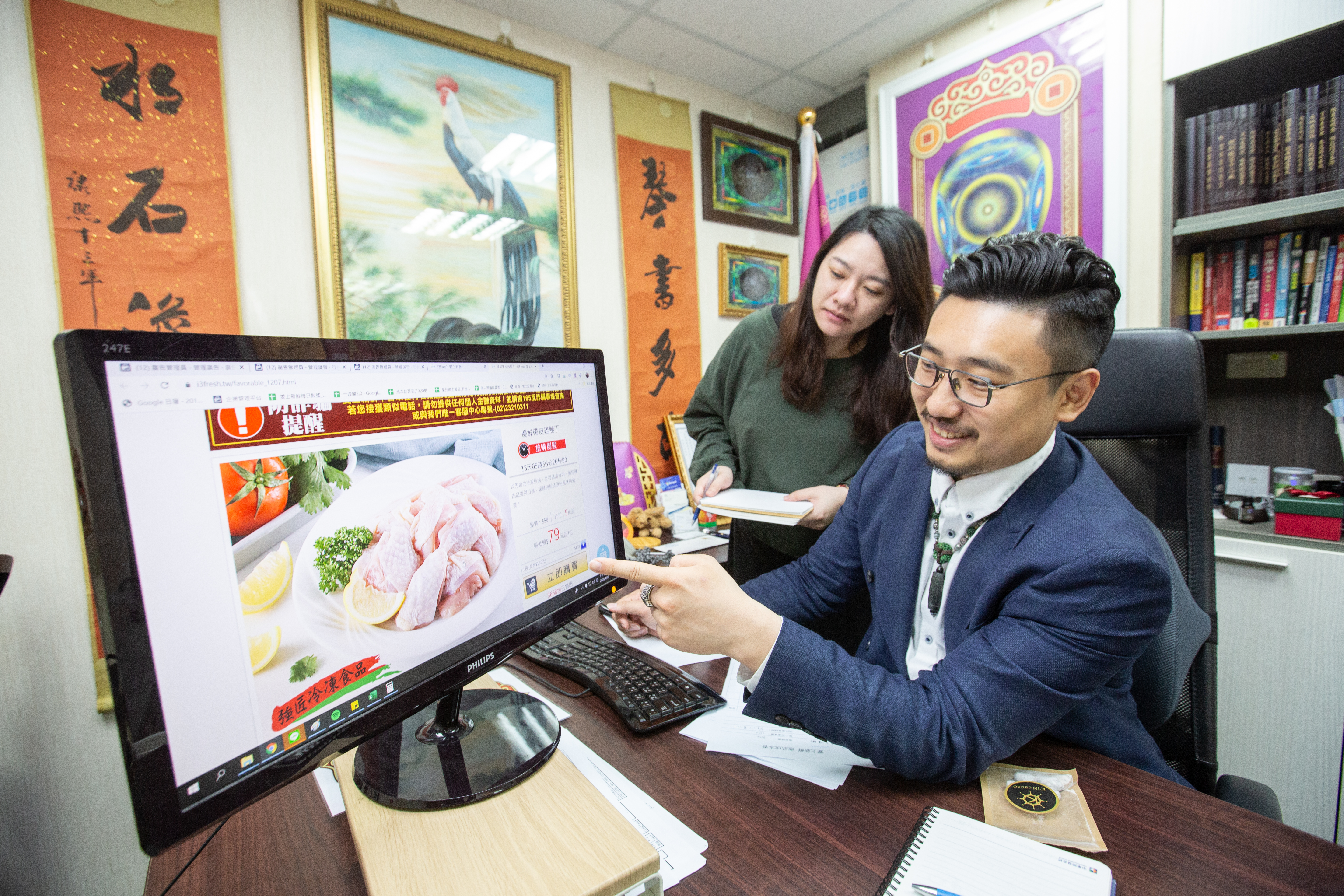 執行長張佑承（右）將愛上新鮮打造成自己最有力的通路。