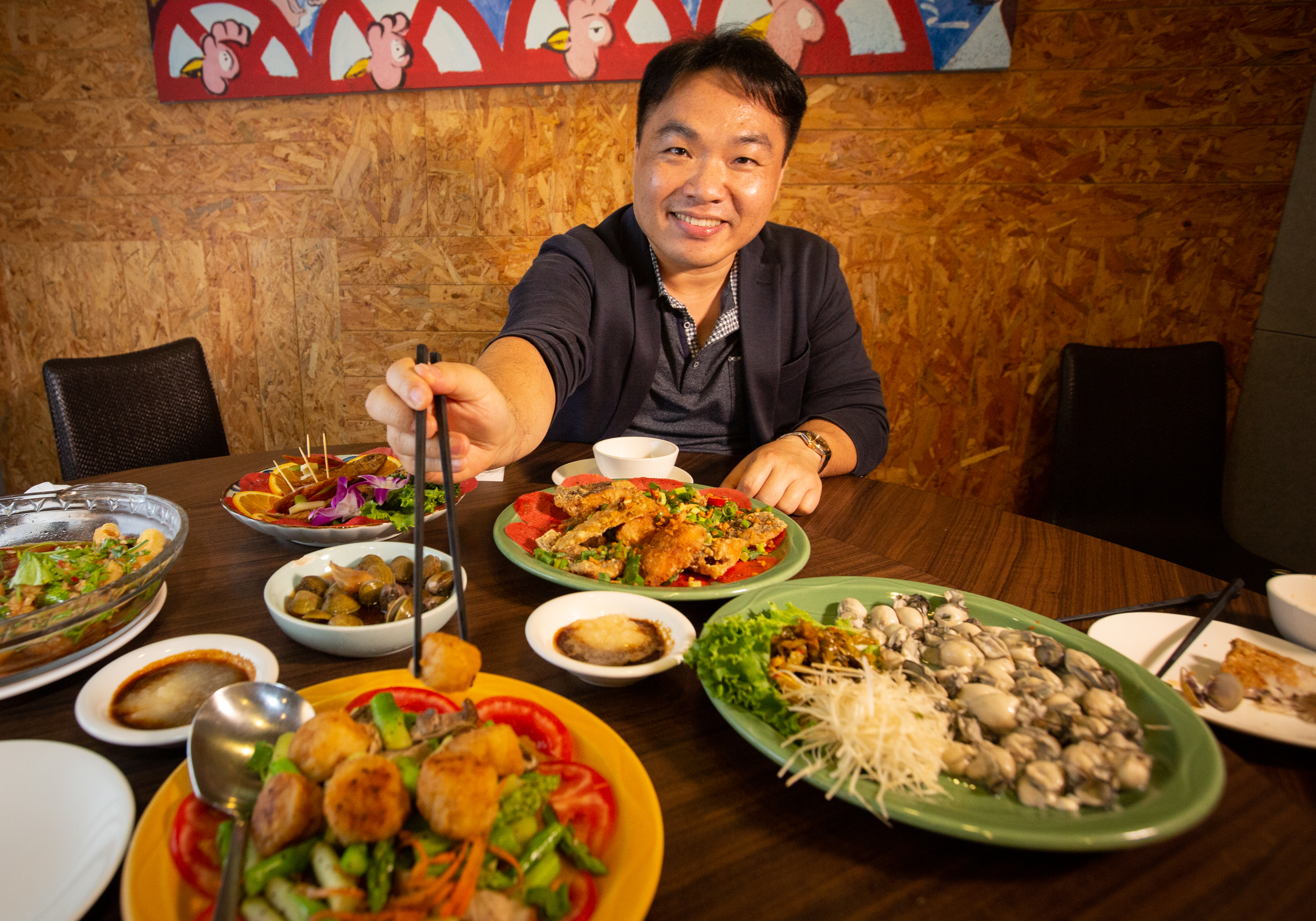 愛上新鮮董事長吳榮和從事進口水產批發已20年，海鮮青不青，他用看的就知道。