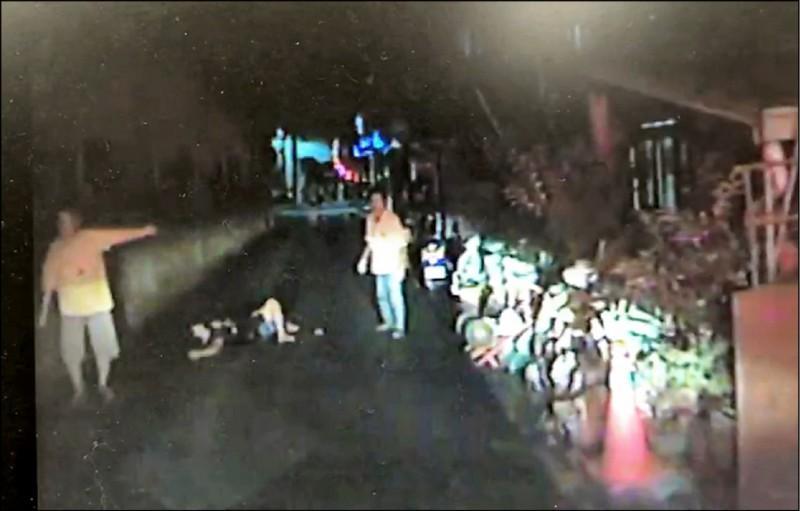陳男遭鄰居陳建松刺殺後，妻子也被追殺20公尺，後背和胸腹中刀倒地。（讀者提供）