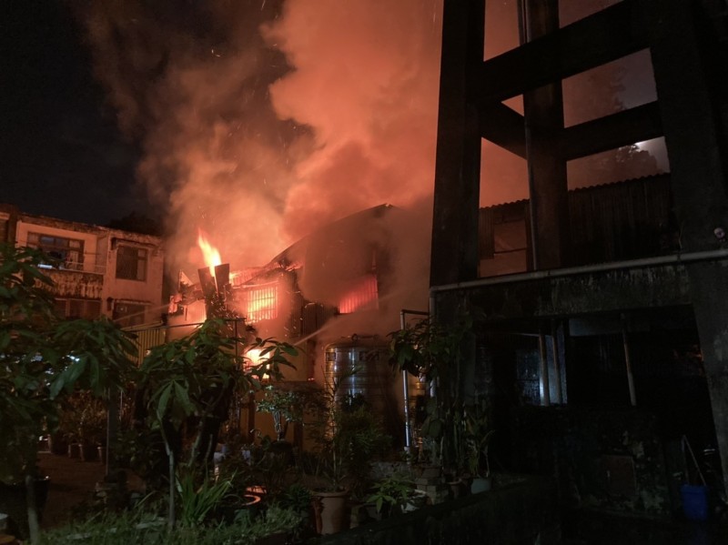 台中南區復興路三段350巷內的鐵皮屋發生火災。（消防局提供）