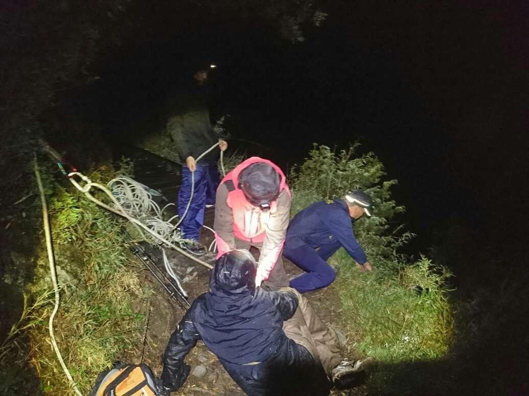 山友單日往返玉山主峰摸黑回程墜崖掉落邊坡，玉山處人員抵達現場架設繩索，成功將墜崖山友拉回步道。（玉管處提供）