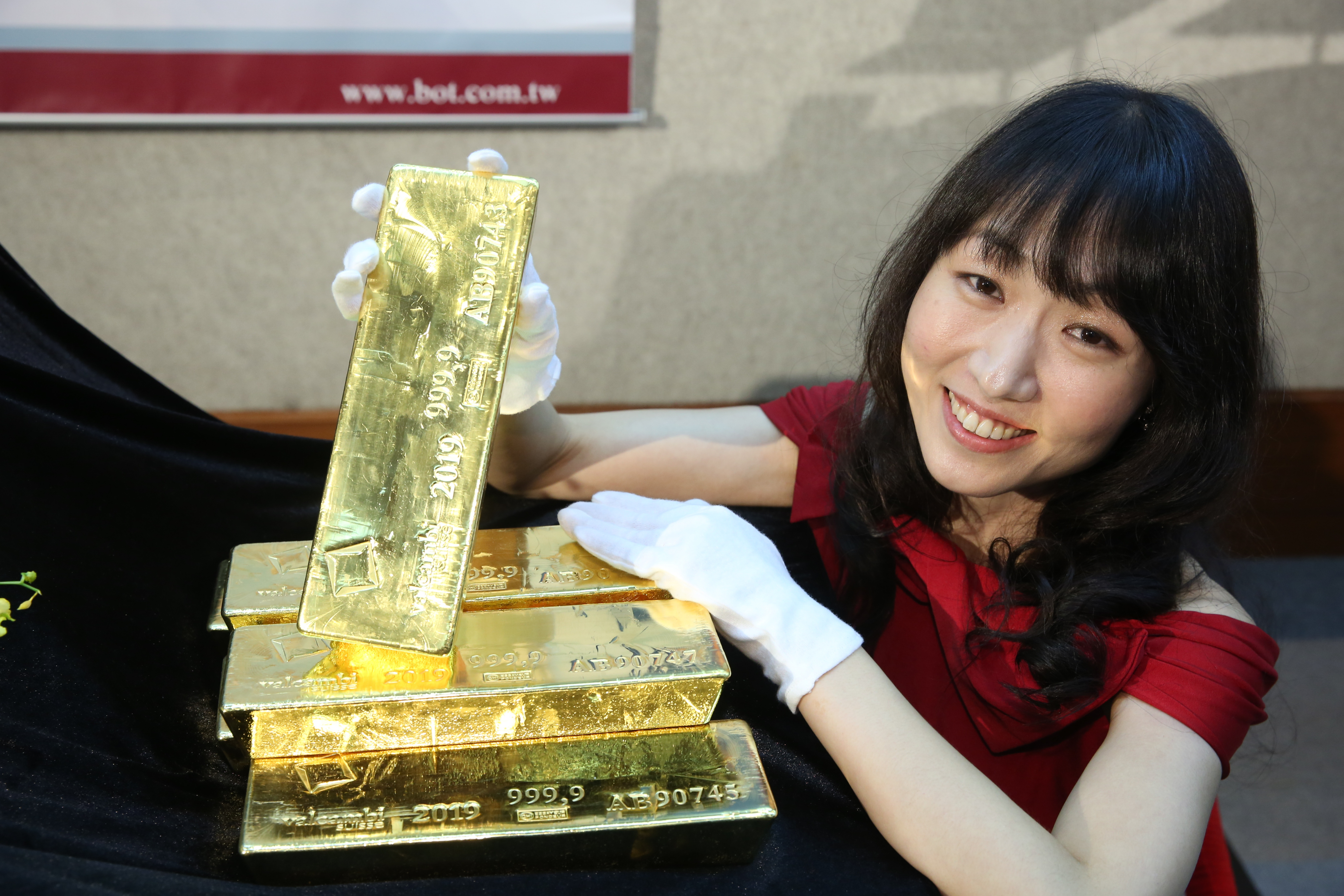 市場前景未明朗,黃金等避險商品將續呈多頭格局。