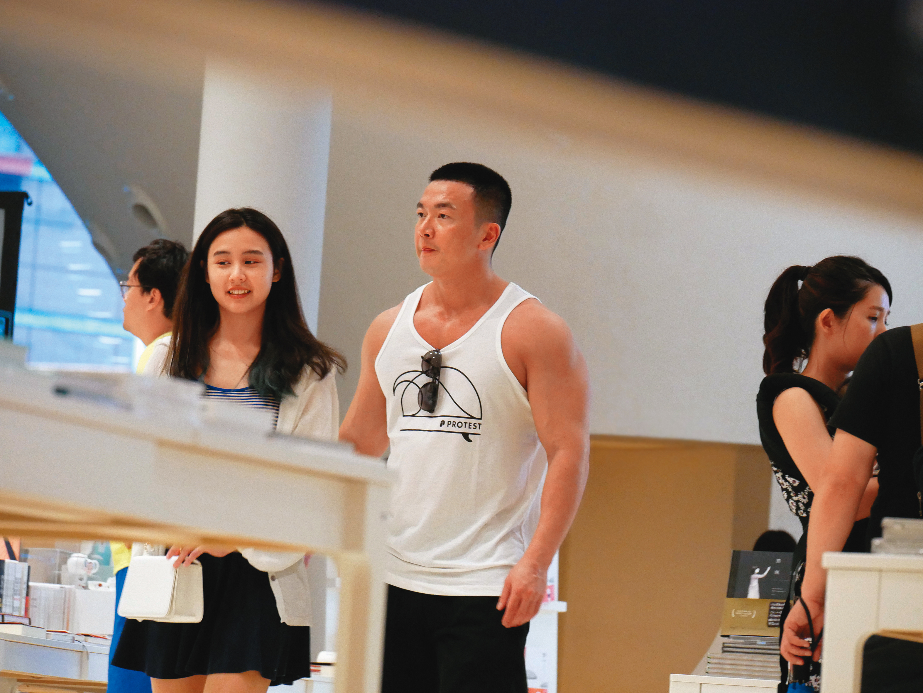 6月26日17：25李沛旭（右）口中所說「對的人」，名叫趙紫谷，長相甜美，兩人一路親暱地逛賣場。