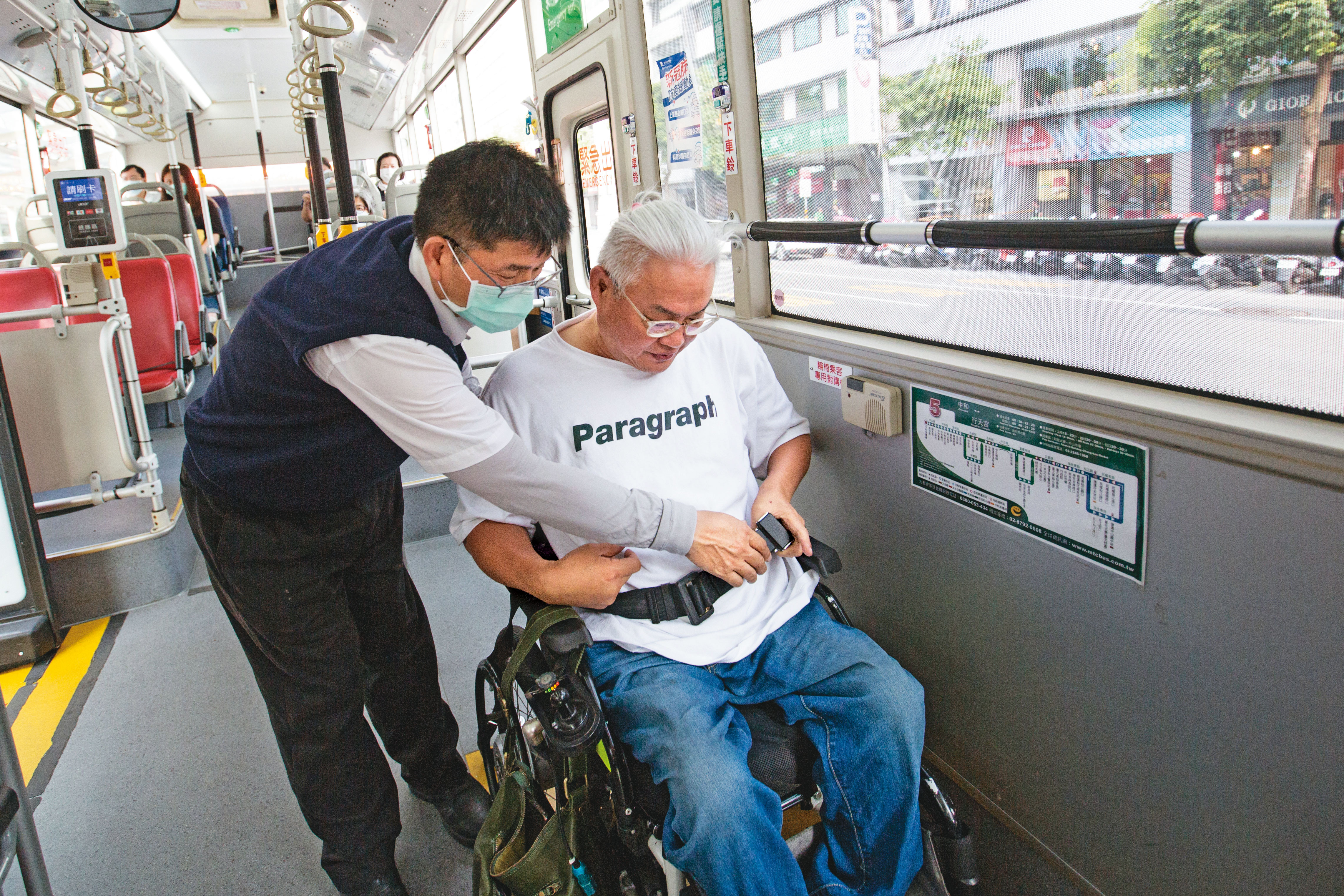 曾經搭公車二度意外跌傷的范可欽（右），現在搭車格外注意安全機制。