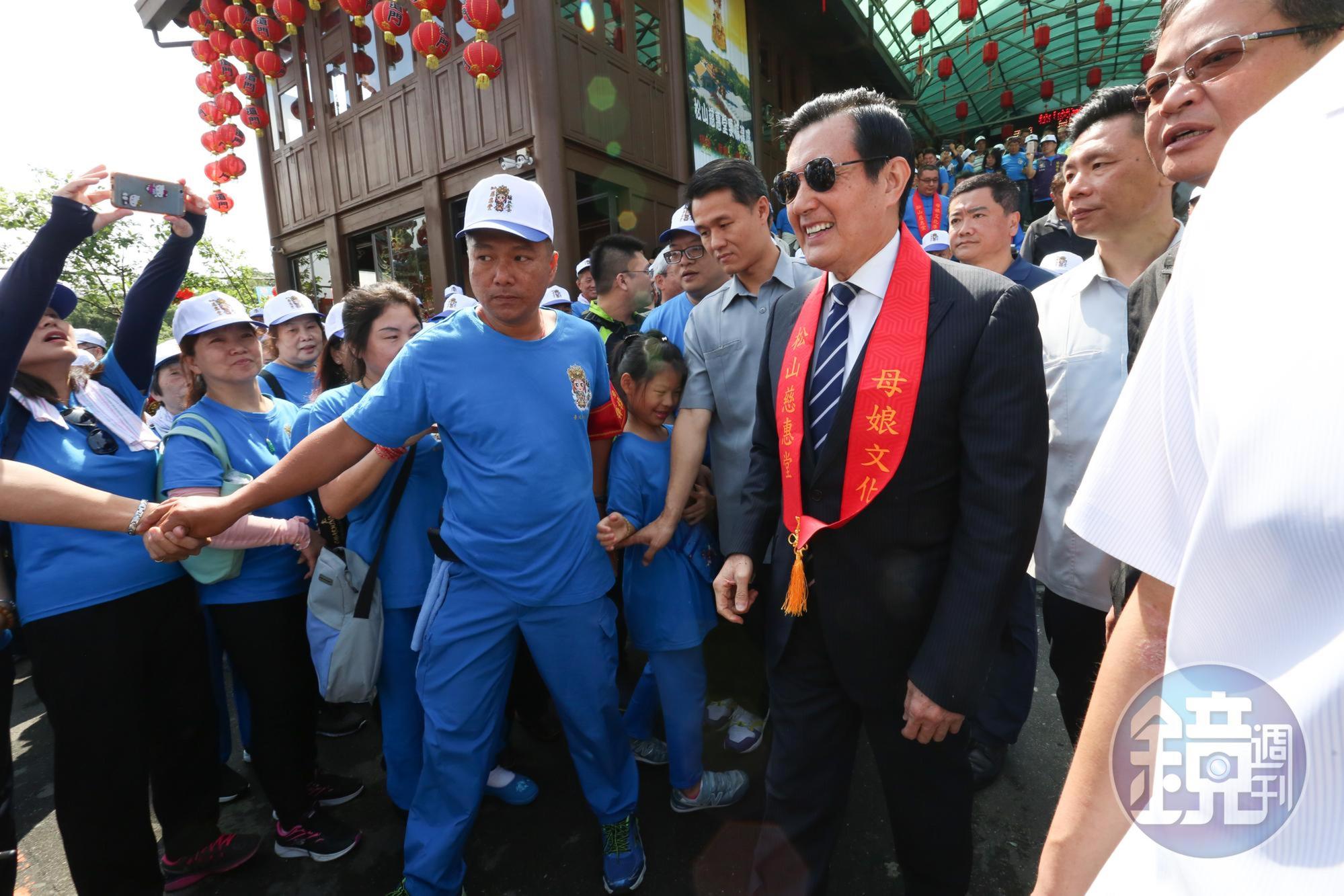 馬英九昨天出席黨內活動時罕見戴上墨鏡，馬辦證實做了眼瞼和眼袋手術。圖為去年5月馬英九出席松山慈惠堂母娘文化祭。（本刊資料照）