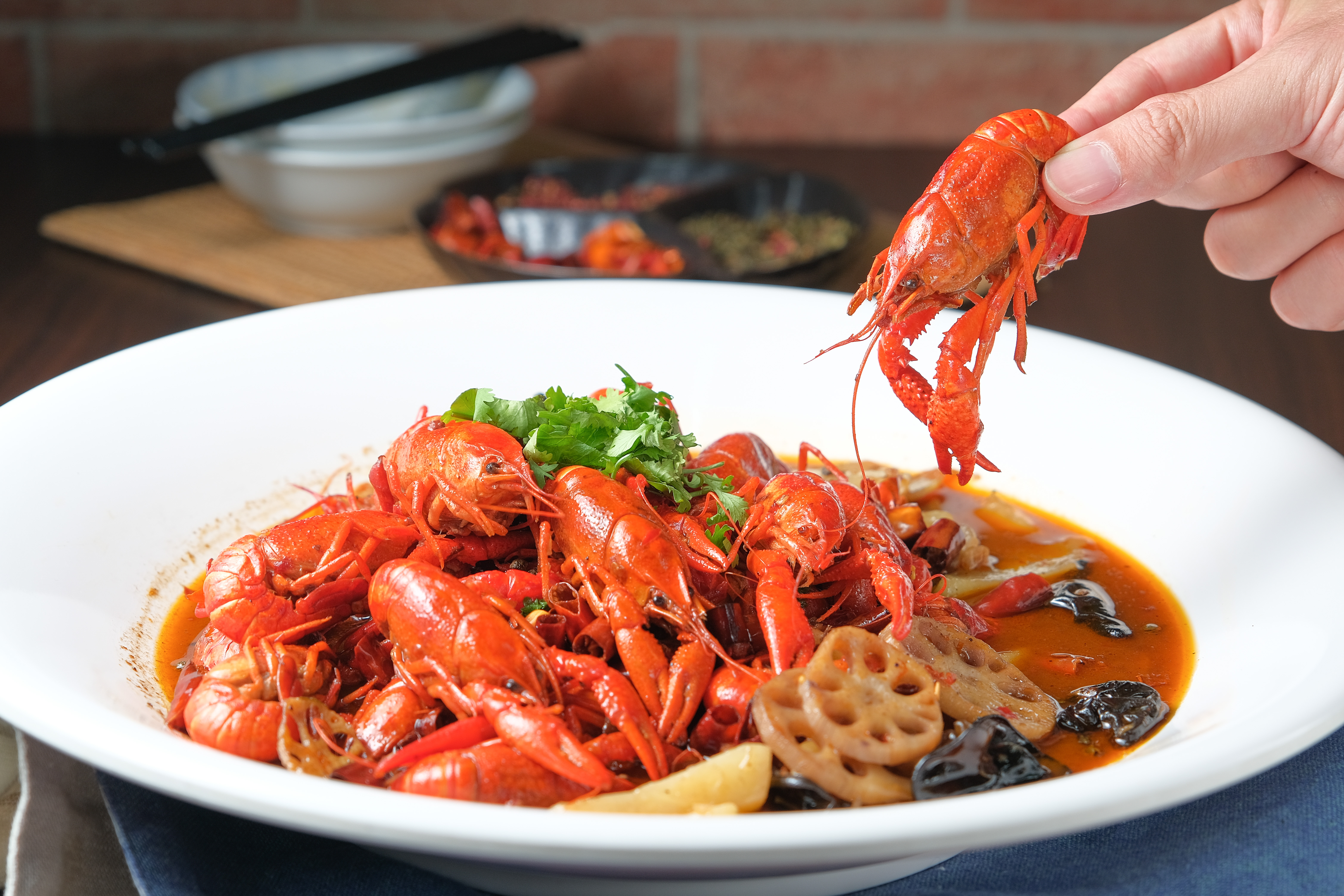 「辣一點川菜館」的辣椒、花椒、郫縣豆瓣醬全委託中國成都的廠商進口，能讓菜色接近道地四川味。