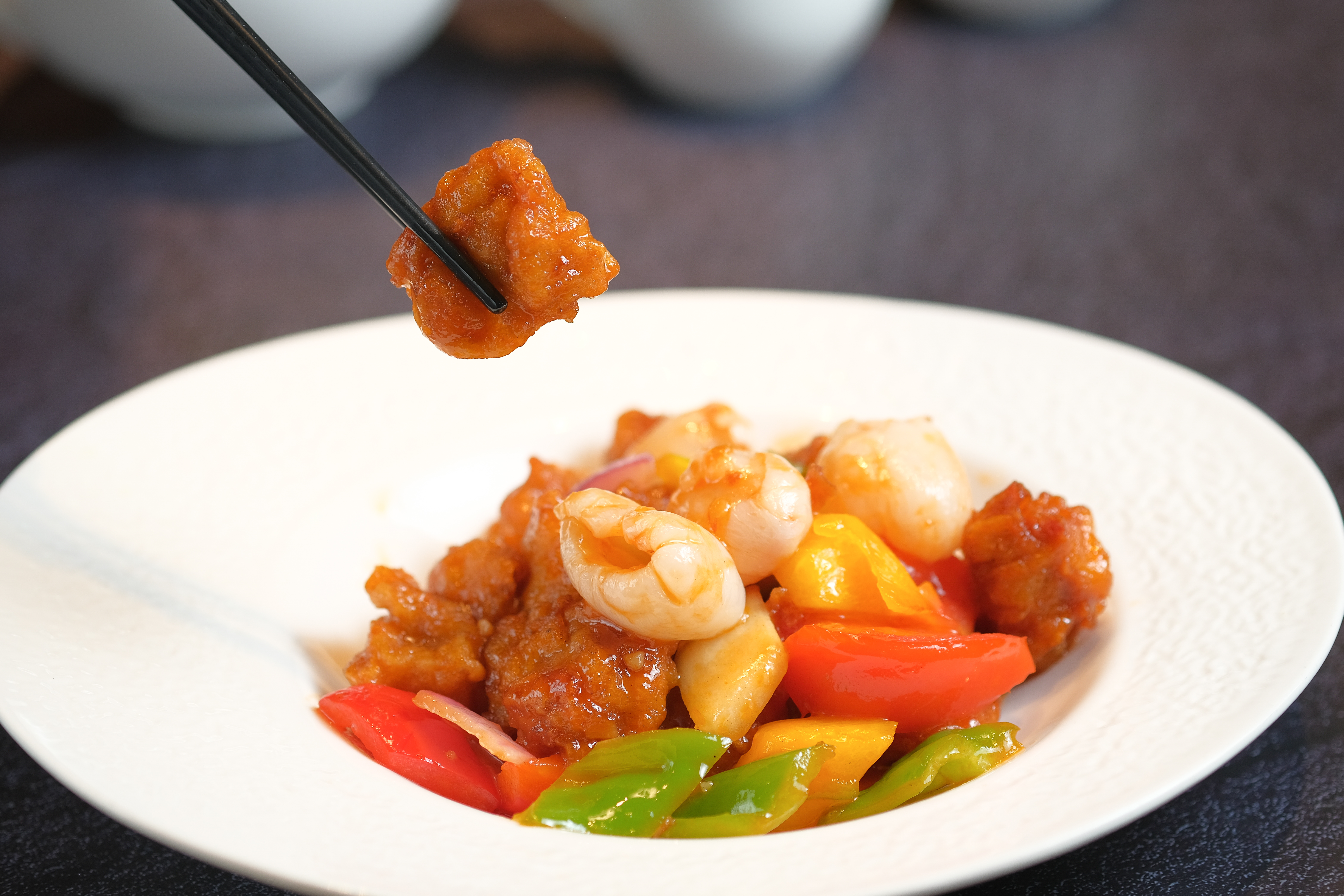 「莆田荔枝肉」除了糖醋醬的酸甜，還多了荔枝的果香，配著果肉吃還能解肉膩。（280元／份）