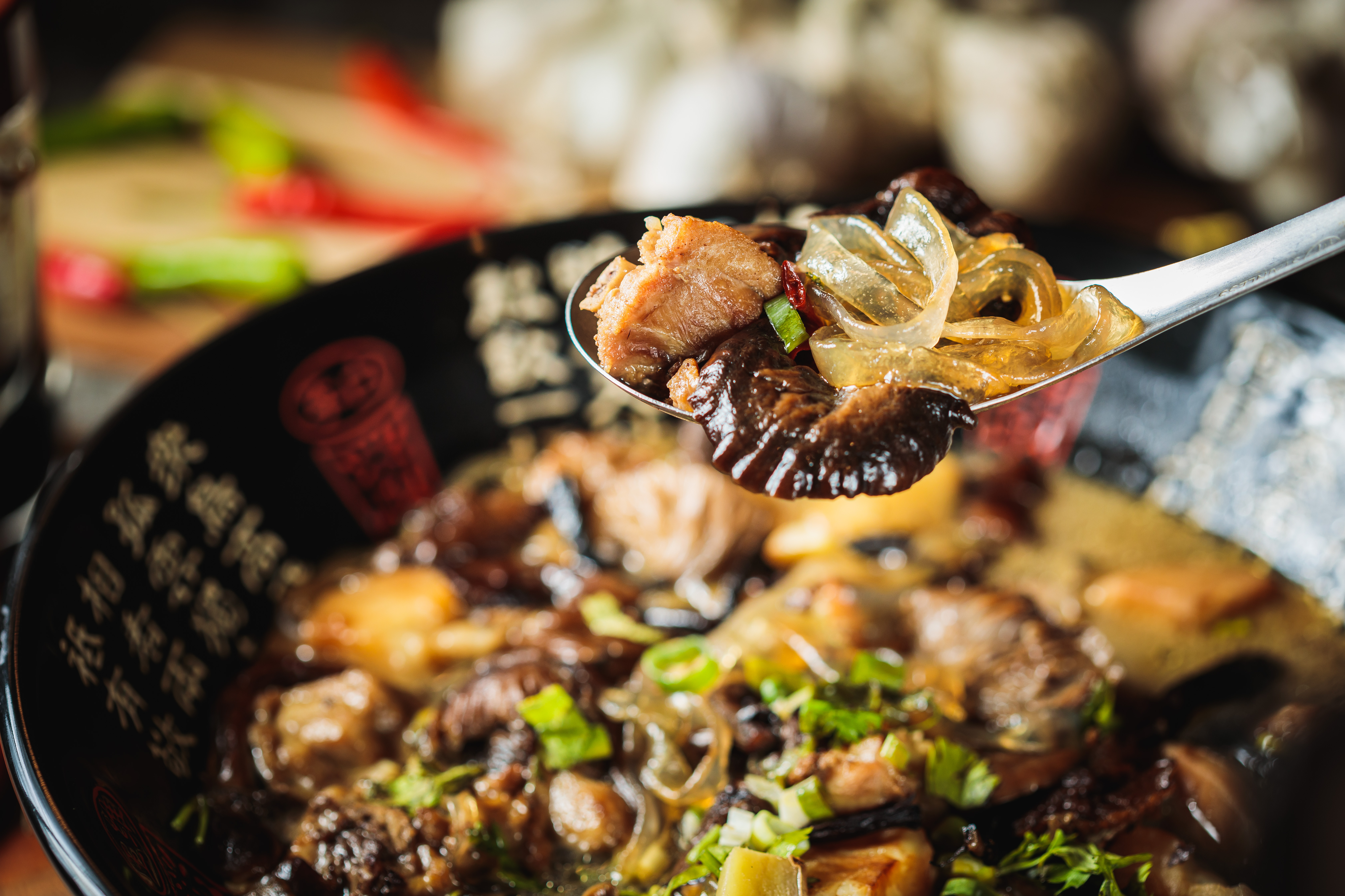 「老東北家鄉特色料理」不只賣東北口味的涼拌菜、熱菜，也吃得到北韓的冷麵和特色菜。