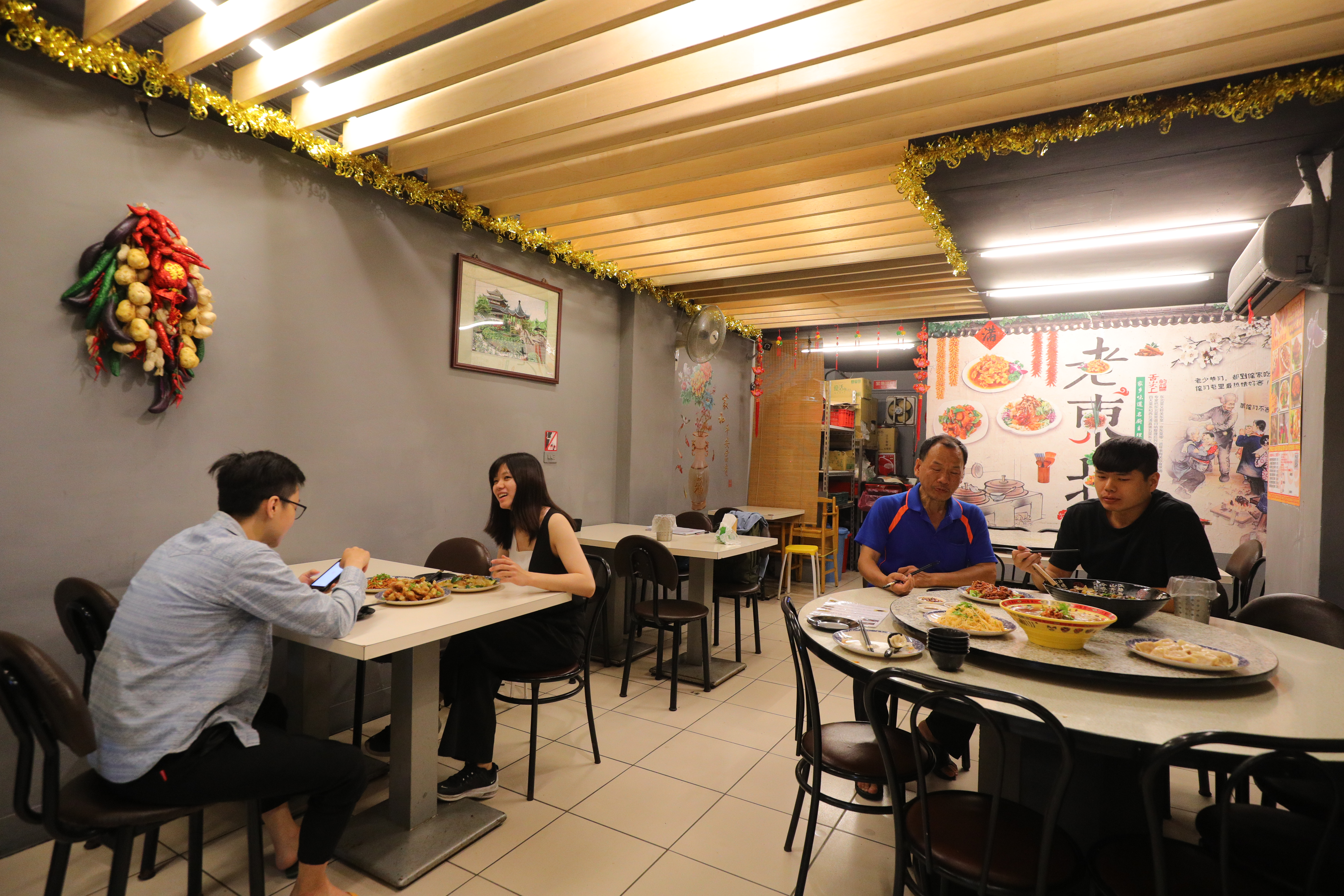 店面不大、位子不多，只有店主夫妻倆顧內、外場，建議提前訂位。
