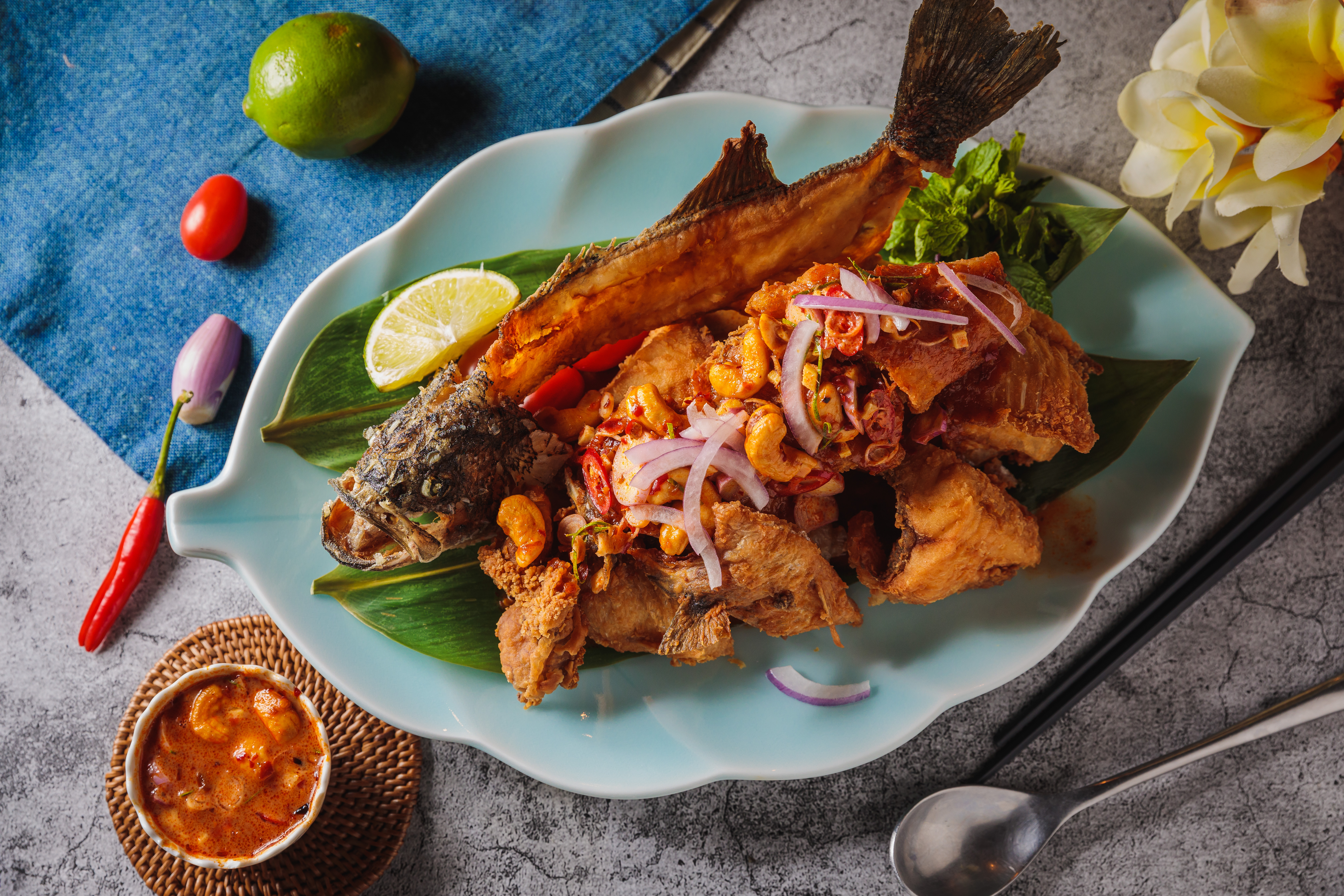 「莎瓦迪卡泰國菜」的廚房有8位泰國廚師，菜色很接近當地的口味。